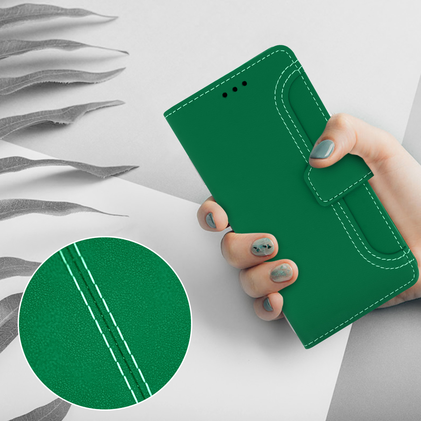 Een hand houdt een groene telefoonhoes met witte stiksels vast. Gedetailleerd textuurbeeld.