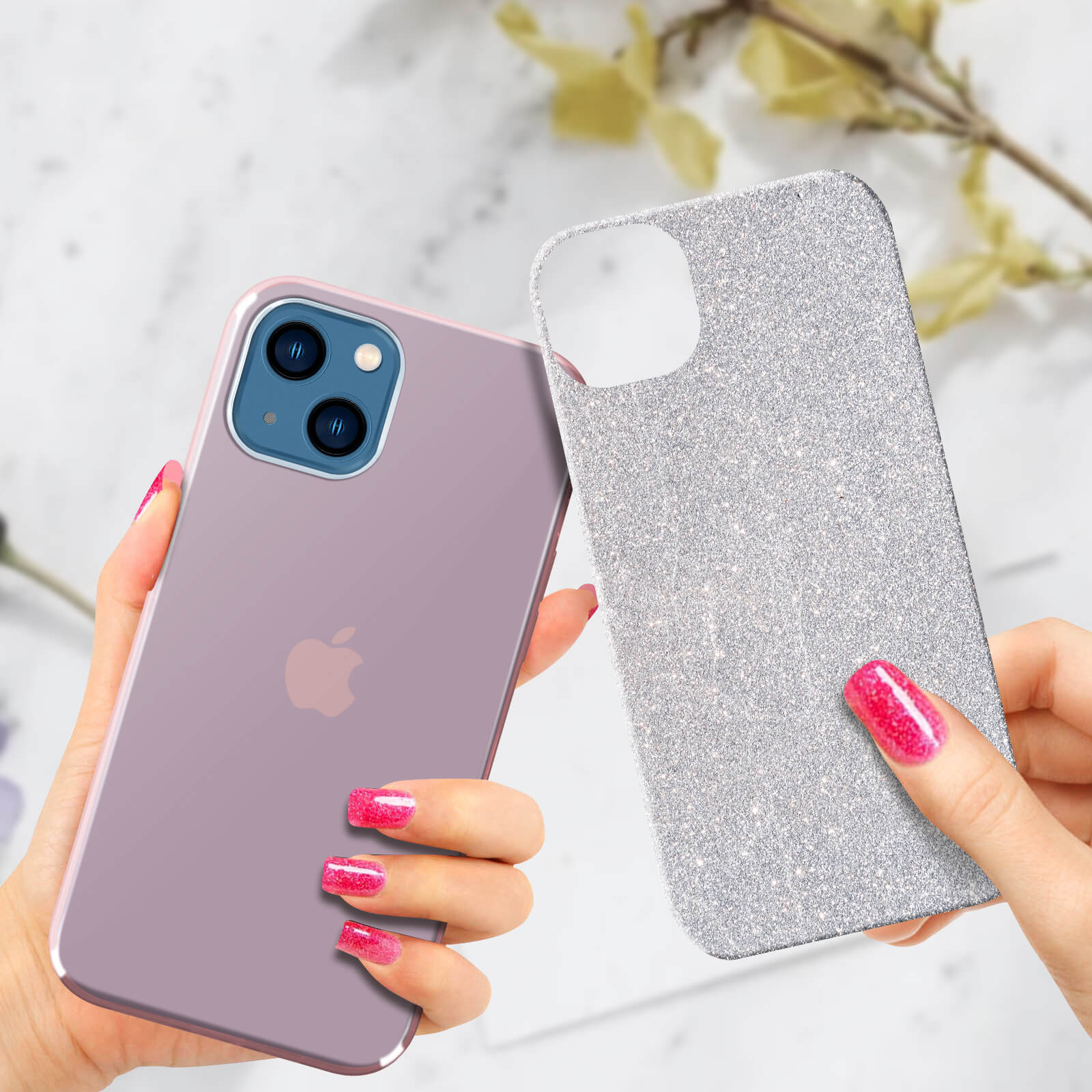 Una persona tiene un iPhone viola e una custodia scintillante accanto.