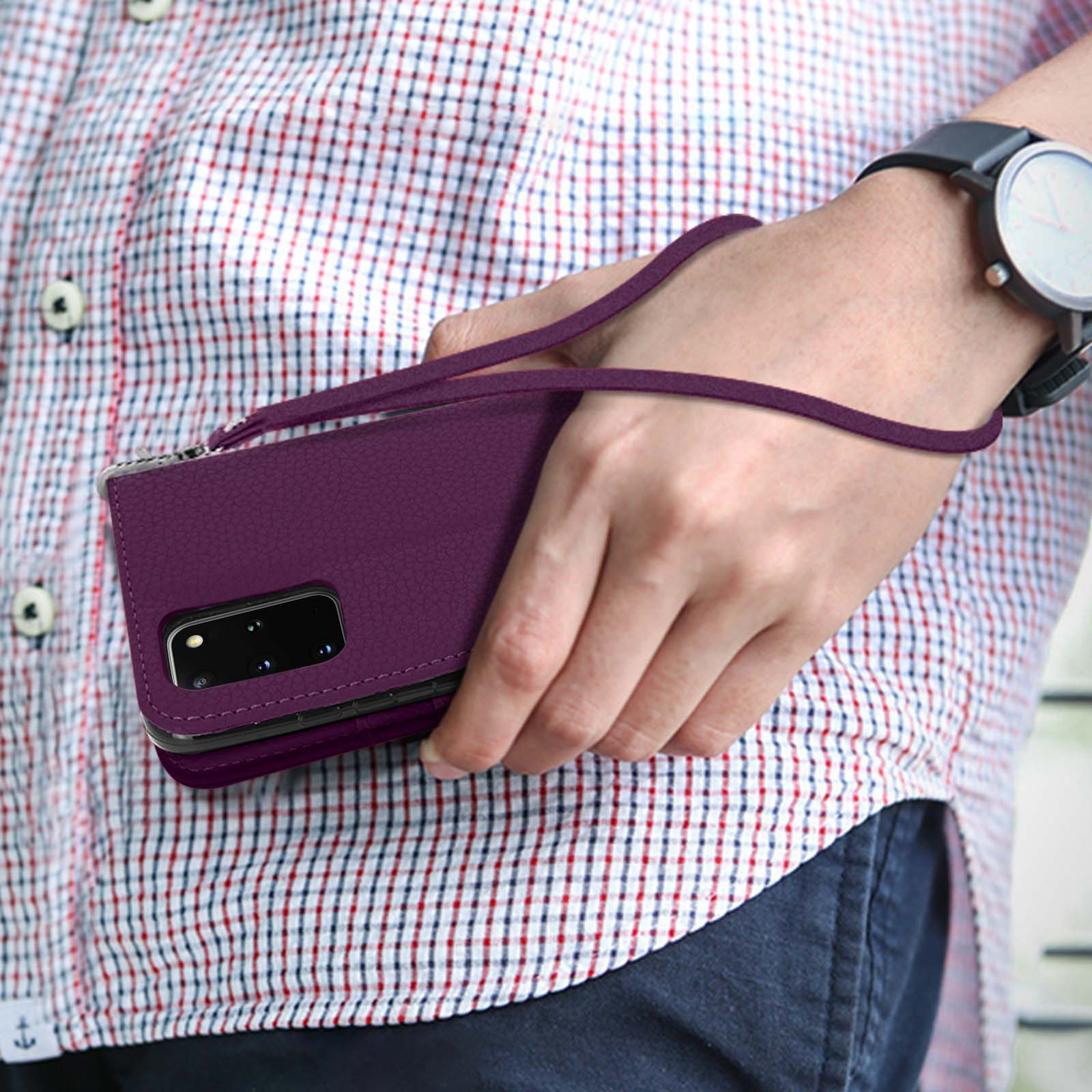 Persona che tiene una custodia viola per telefono con cinturino. Camicia a quadri.