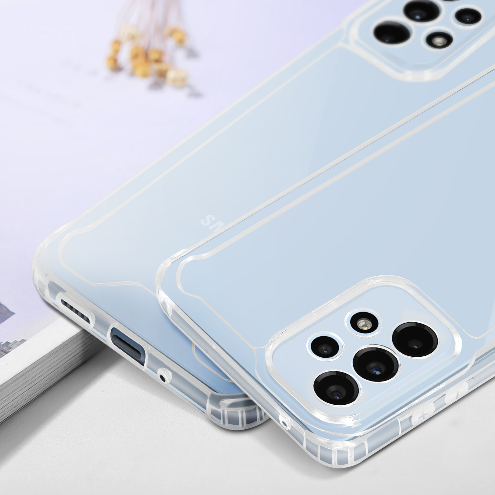 Twee doorzichtige telefoonhoesjes met lichtblauwe accenten en cameramodule.