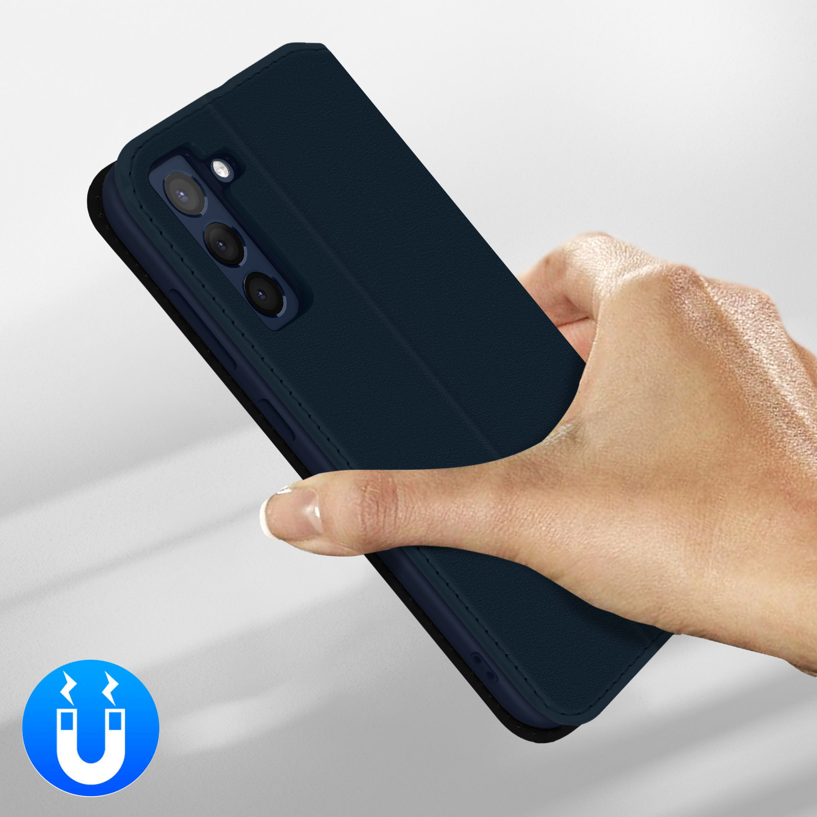 Hand met donkerblauwe telefoonhoes met magneet-icoon.