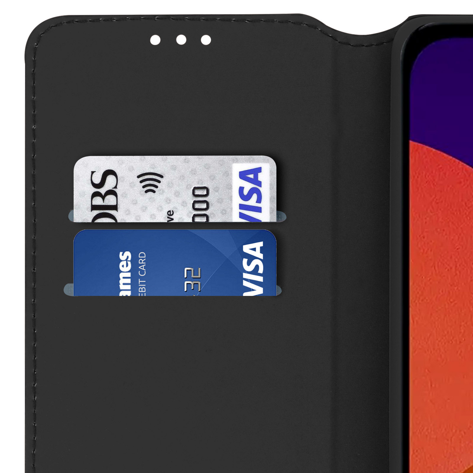 Gros plan d'un étui de téléphone noir avec deux fentes pour cartes. Une carte est DBS, l'autre est VISA.