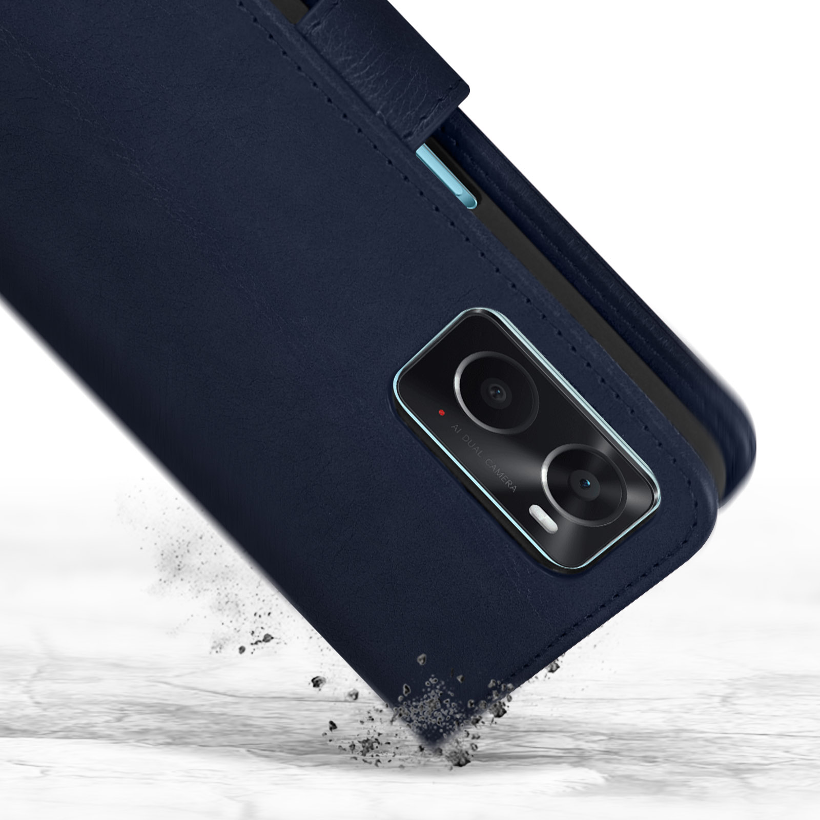 Étui de téléphone bleu foncé avec double caméra et flash, poussière vole.