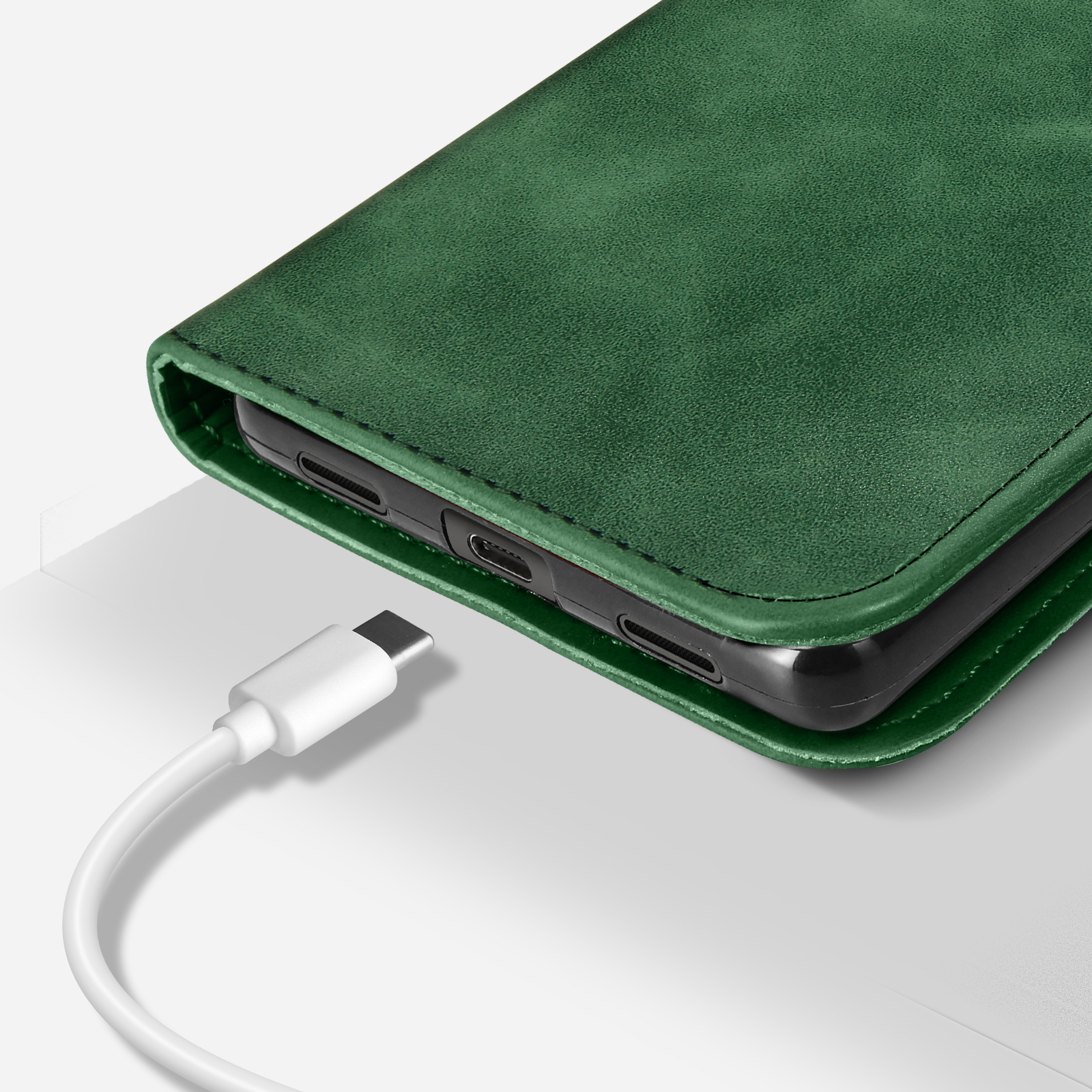 Groene telefoonhoes met USB-C oplaadkabel.