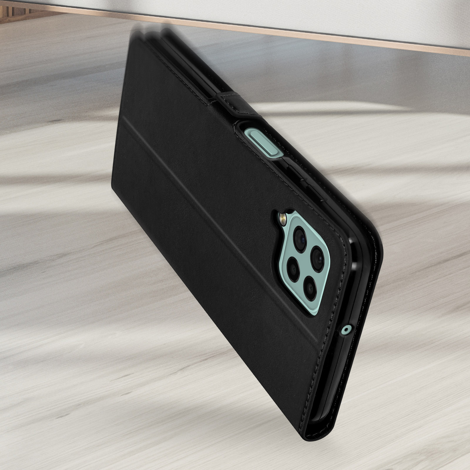Étui à rabat noir pour téléphone sur surface en bois.