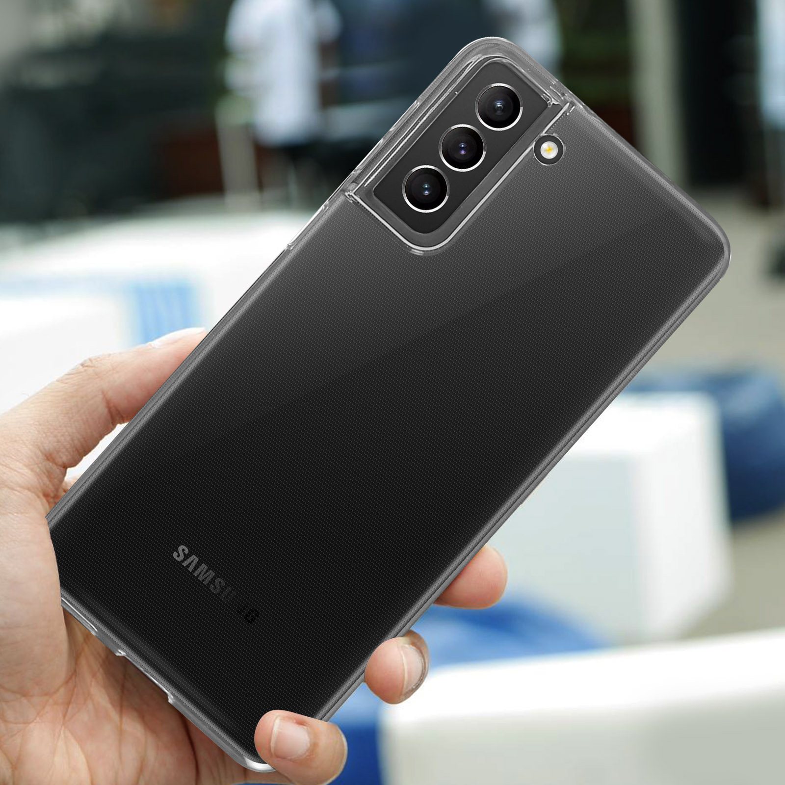 Una mano tiene una custodia trasparente per telefono con tre fotocamere.