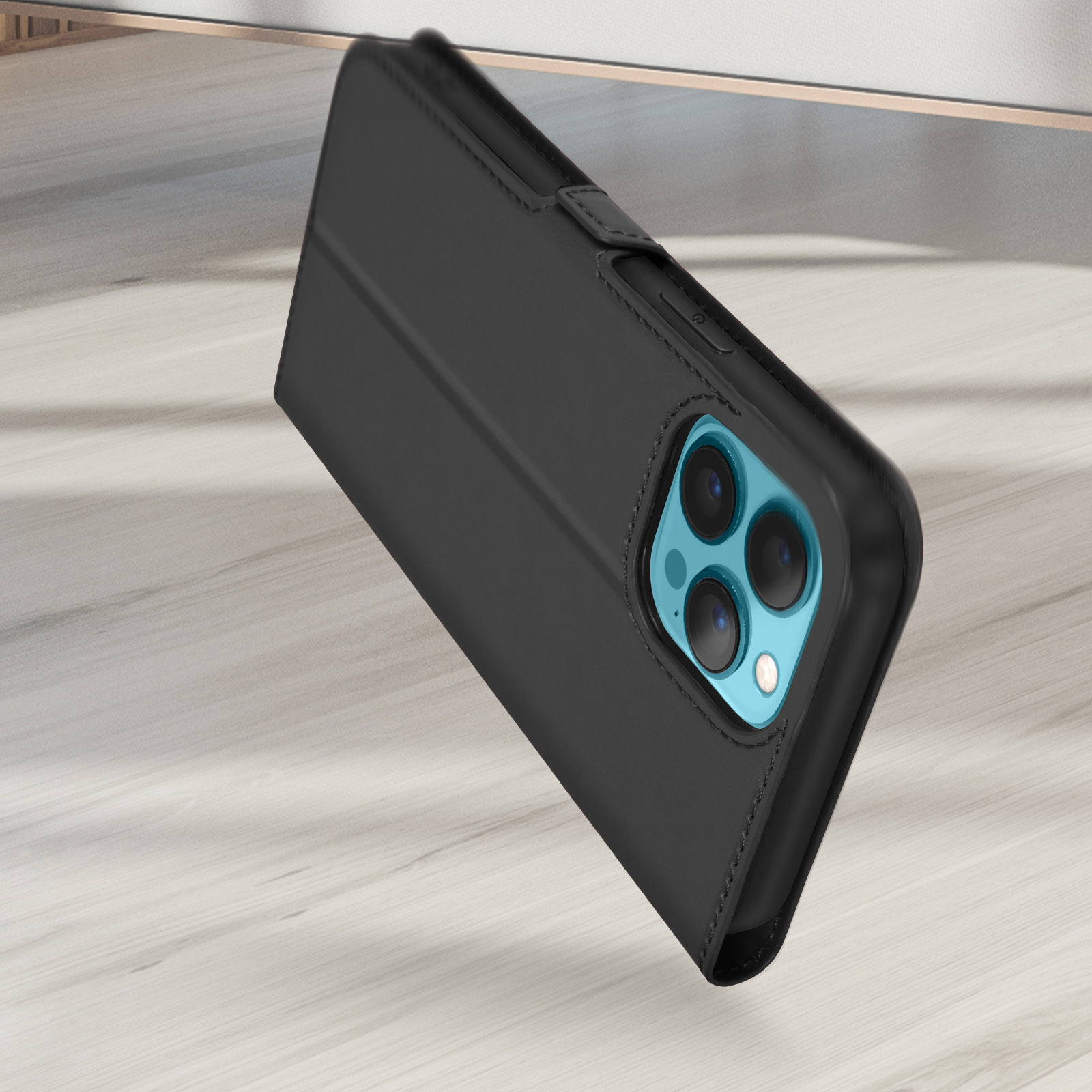 Zwart telefoon flip hoesje met drie camera's op een houten tafel.