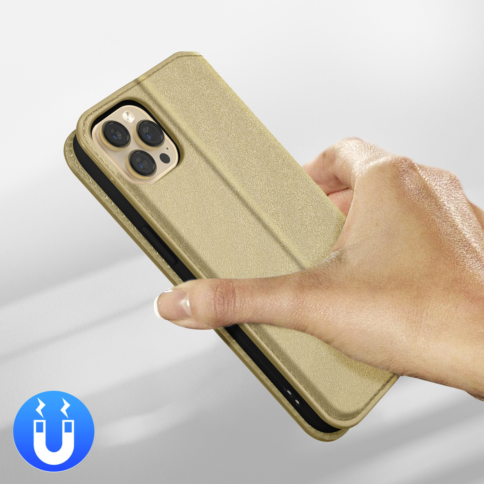 Une main tient un étui doré à rabat pour téléphone avec découpe triple caméra.