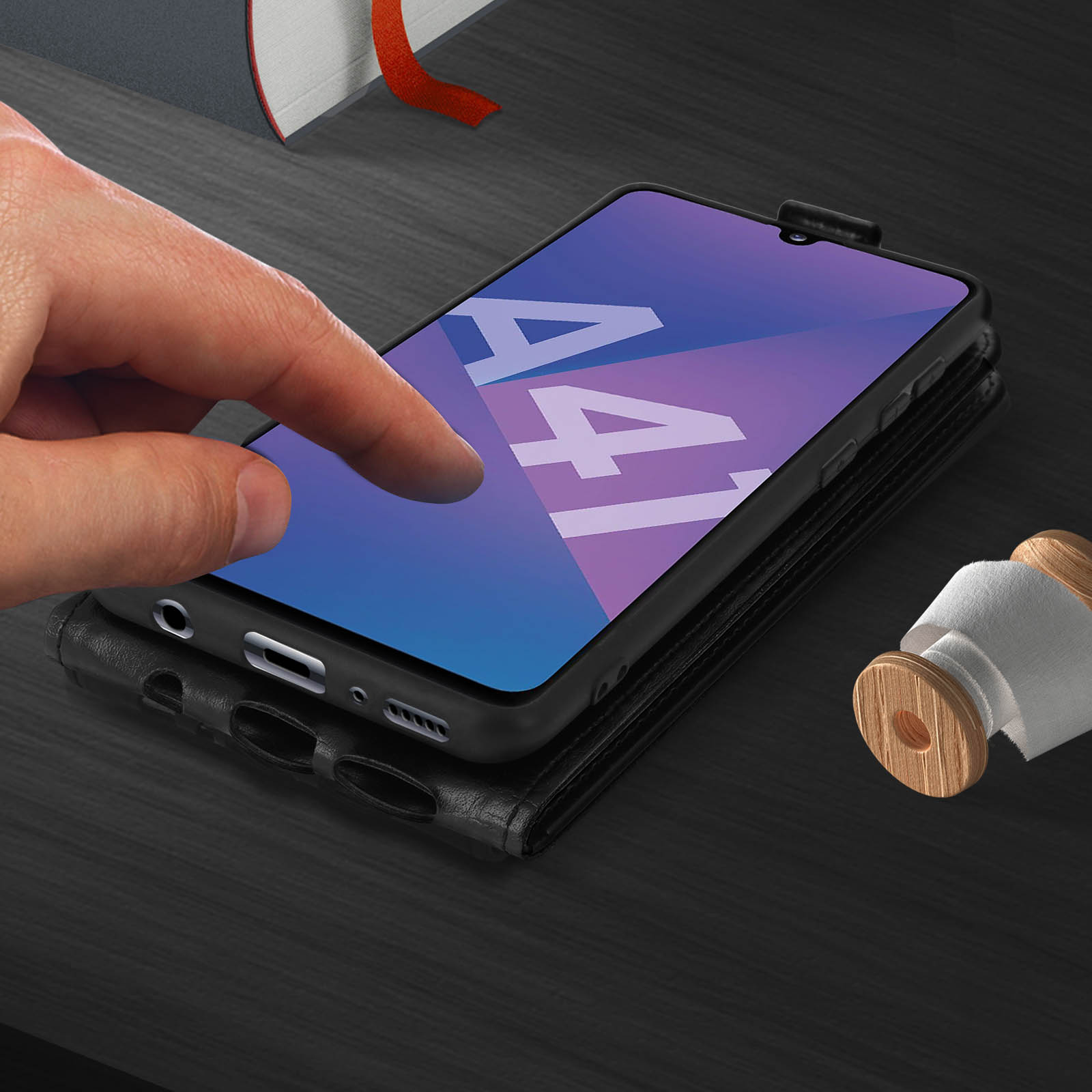Un doigt touche l'écran d'un smartphone affichant "A41".