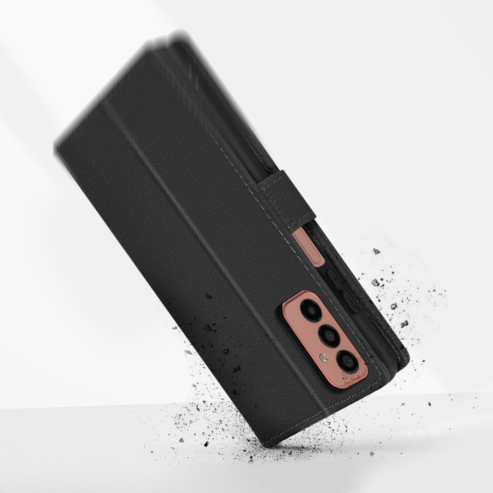 Un telefono nero in custodia flip sta cadendo, particelle di polvere volano.