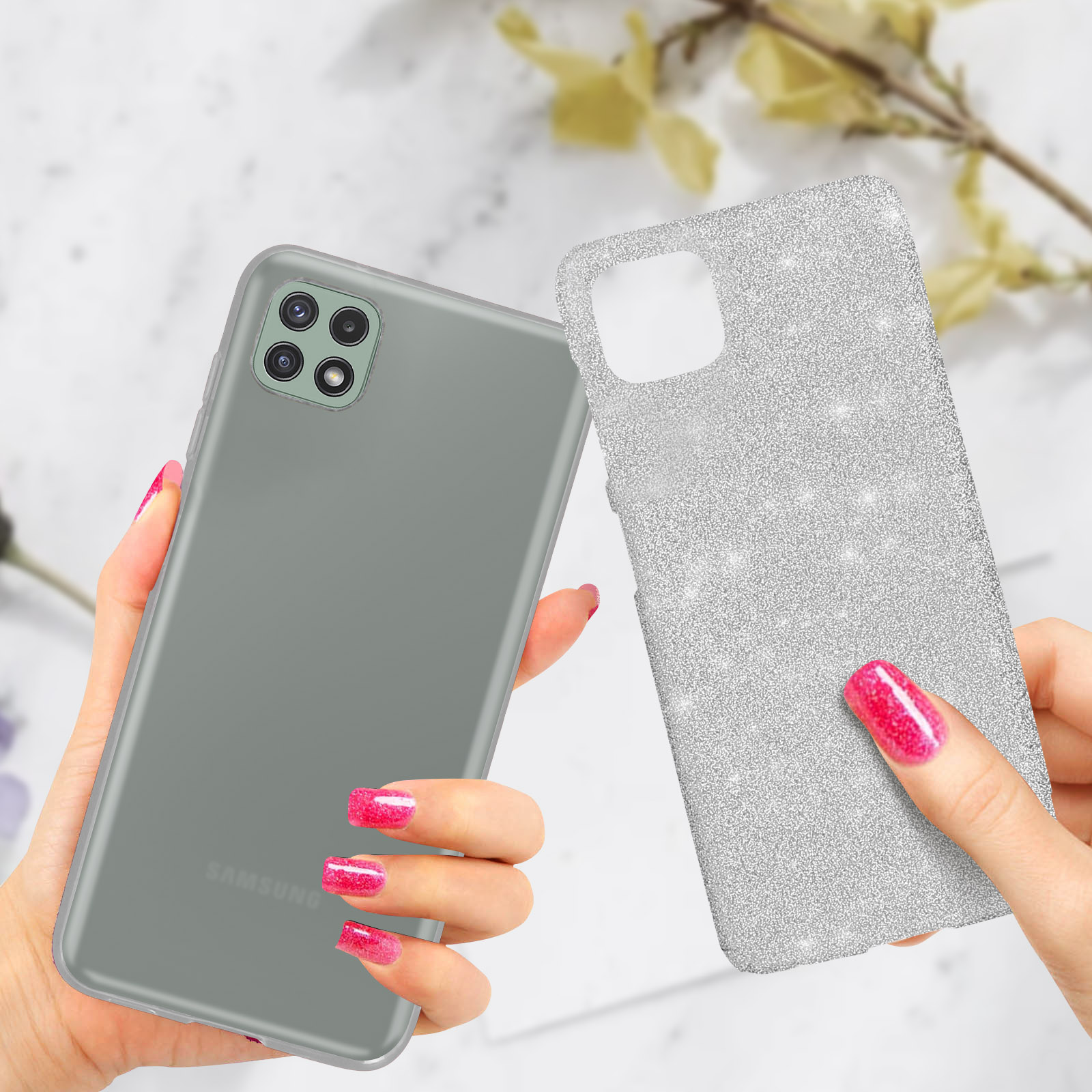 Una persona tiene un telefono grigio e una cover scintillante.