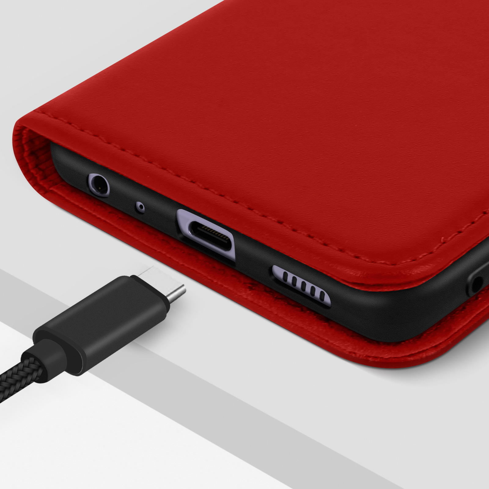 Custodia per telefono rossa con cavo USB-C accanto.