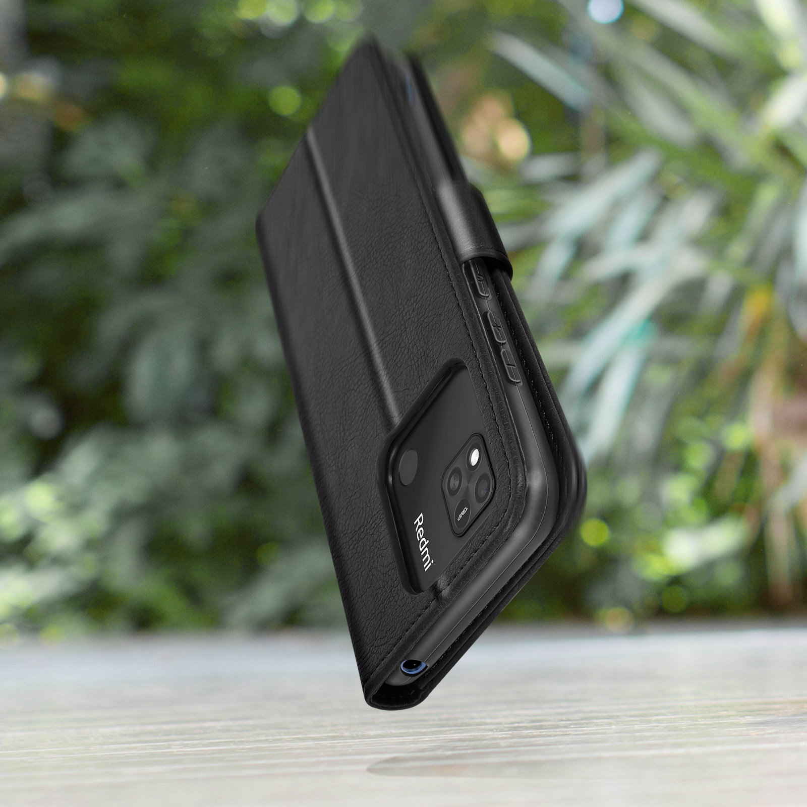 Custodia in pelle nera con fotocamera e logo "Redmi", all'aperto.