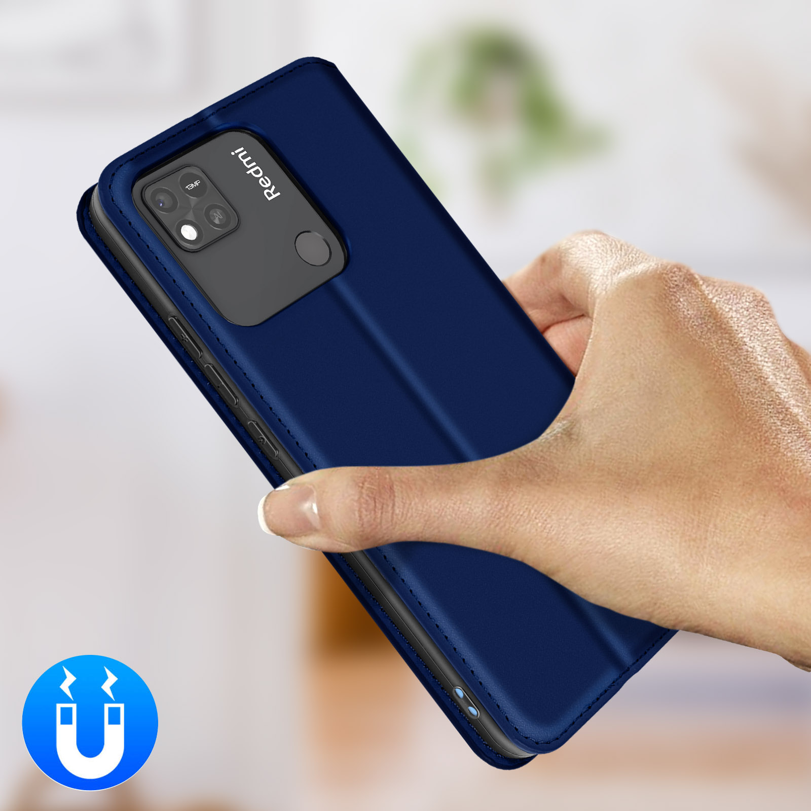 Eine Hand hält ein dunkelblaues Handycover mit aufgedrucktem Redmi-Logo.
