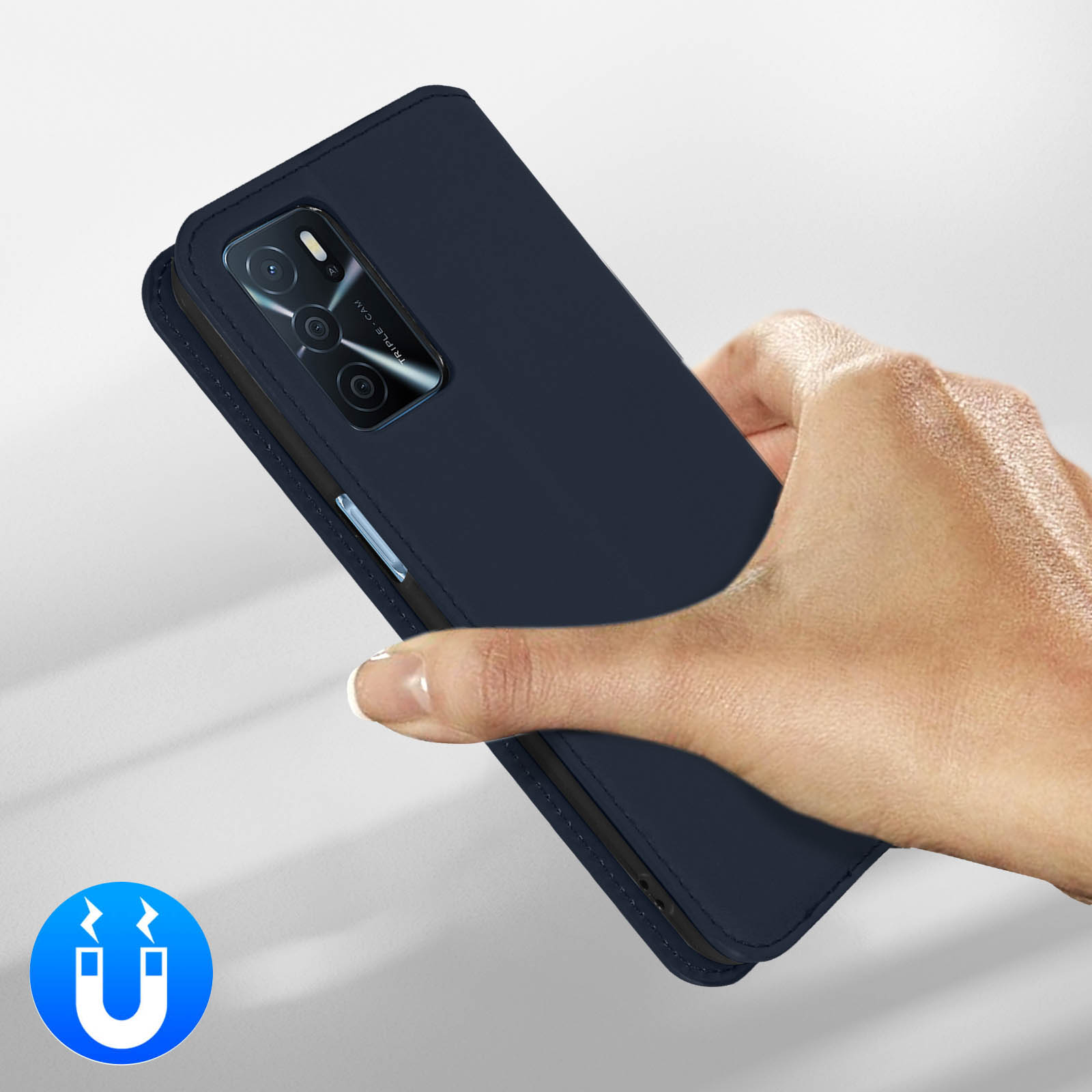 Étui de téléphone bleu foncé à fermeture magnétique tenu par une main.