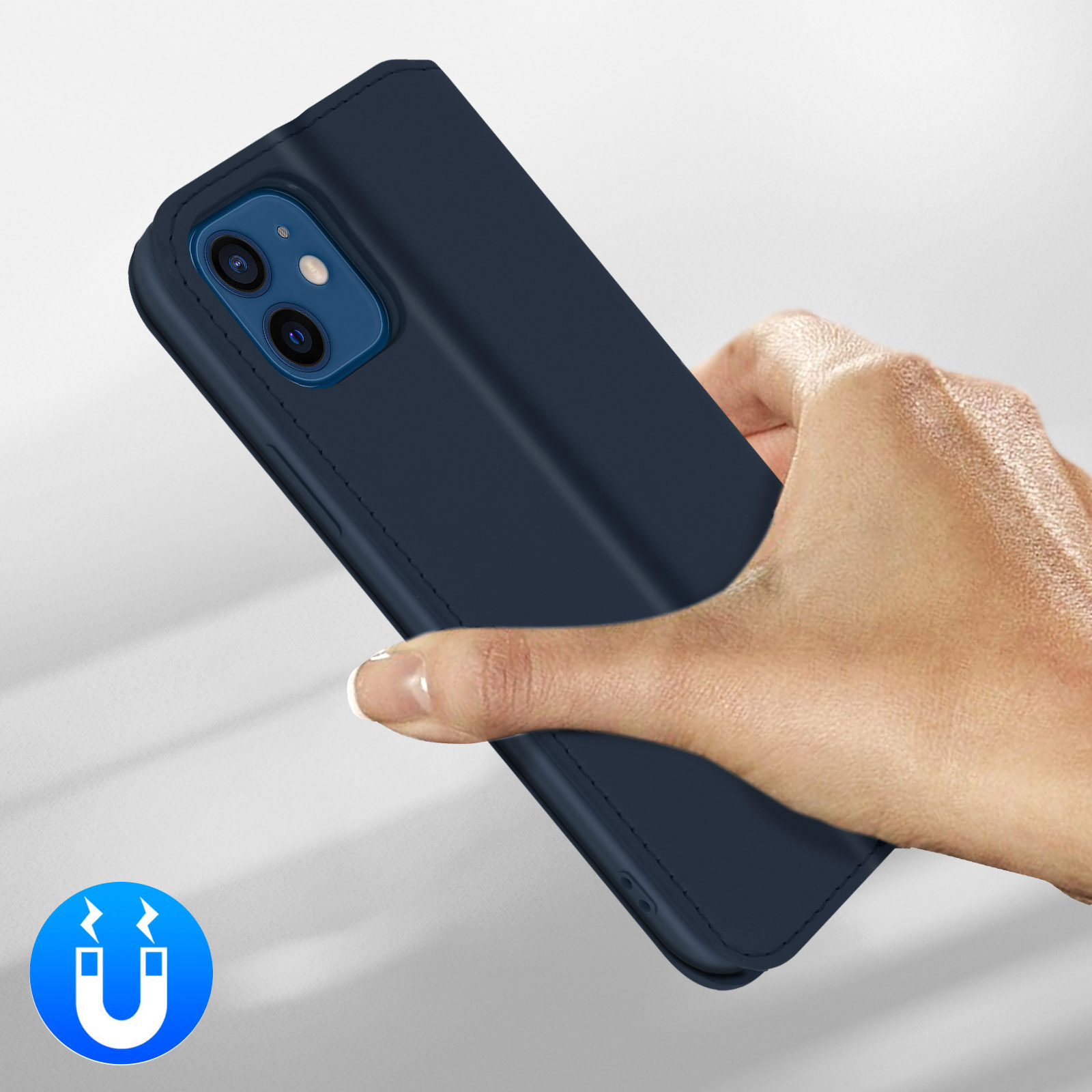 Een hand houdt een donkerblauwe telefoonhoes vast met magneeticoon.