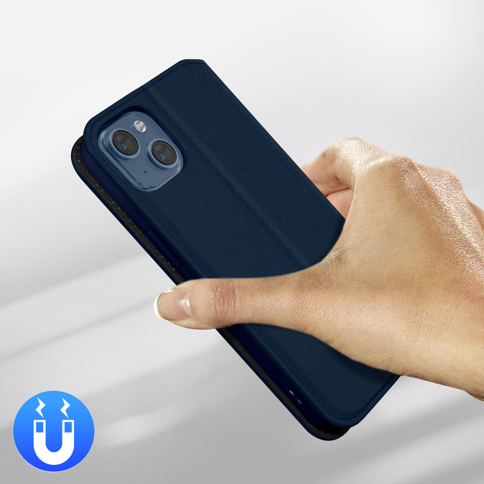 Een hand houdt een donkerblauwe telefoonhoes met magneeticoon vast.