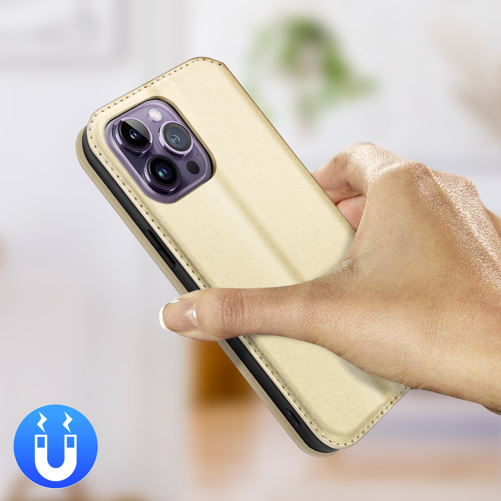 Een hand houdt een gouden telefoonhoes vast met zichtbare cameralenzen.