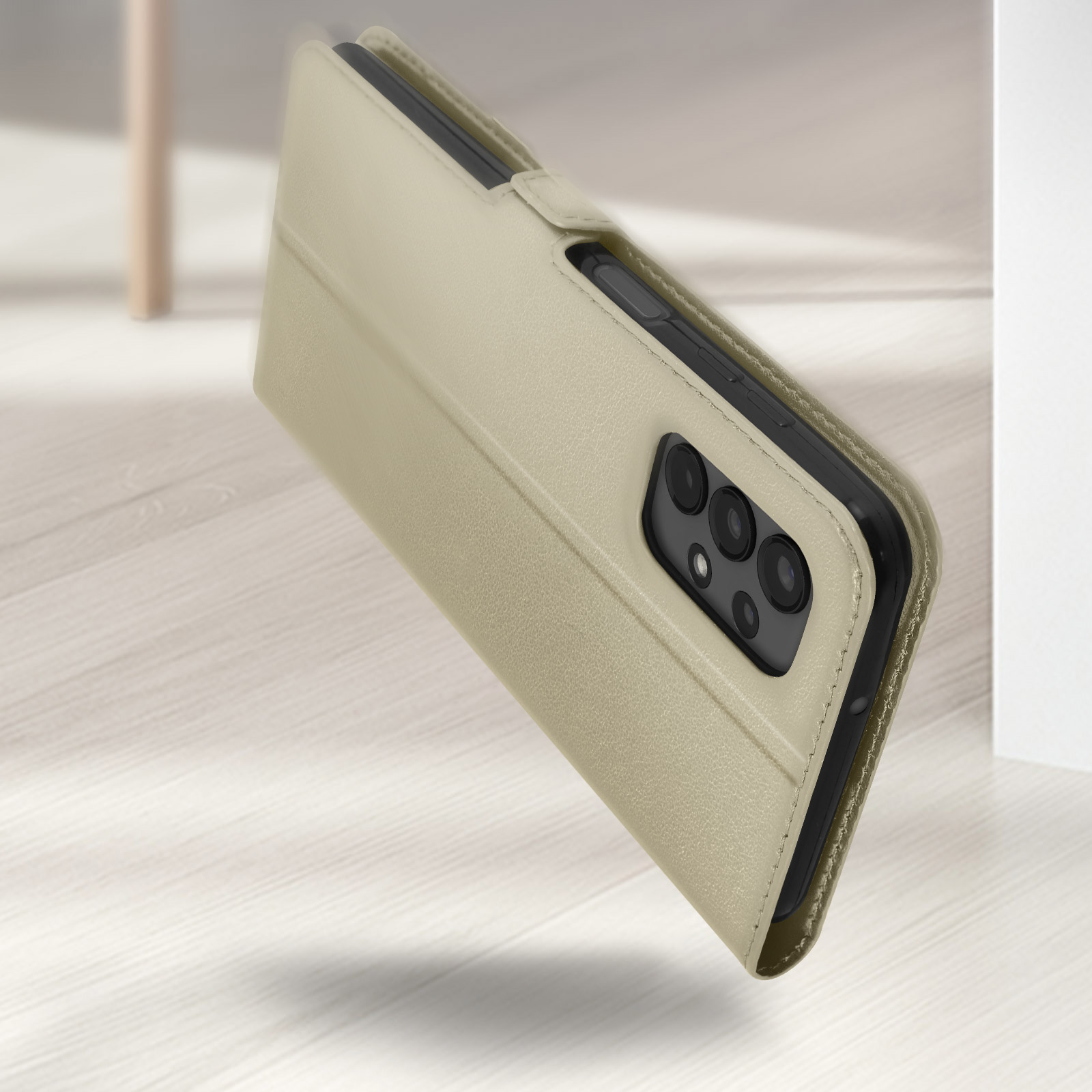 Un étui de téléphone beige clair avec module caméra repose sur un plancher en bois.