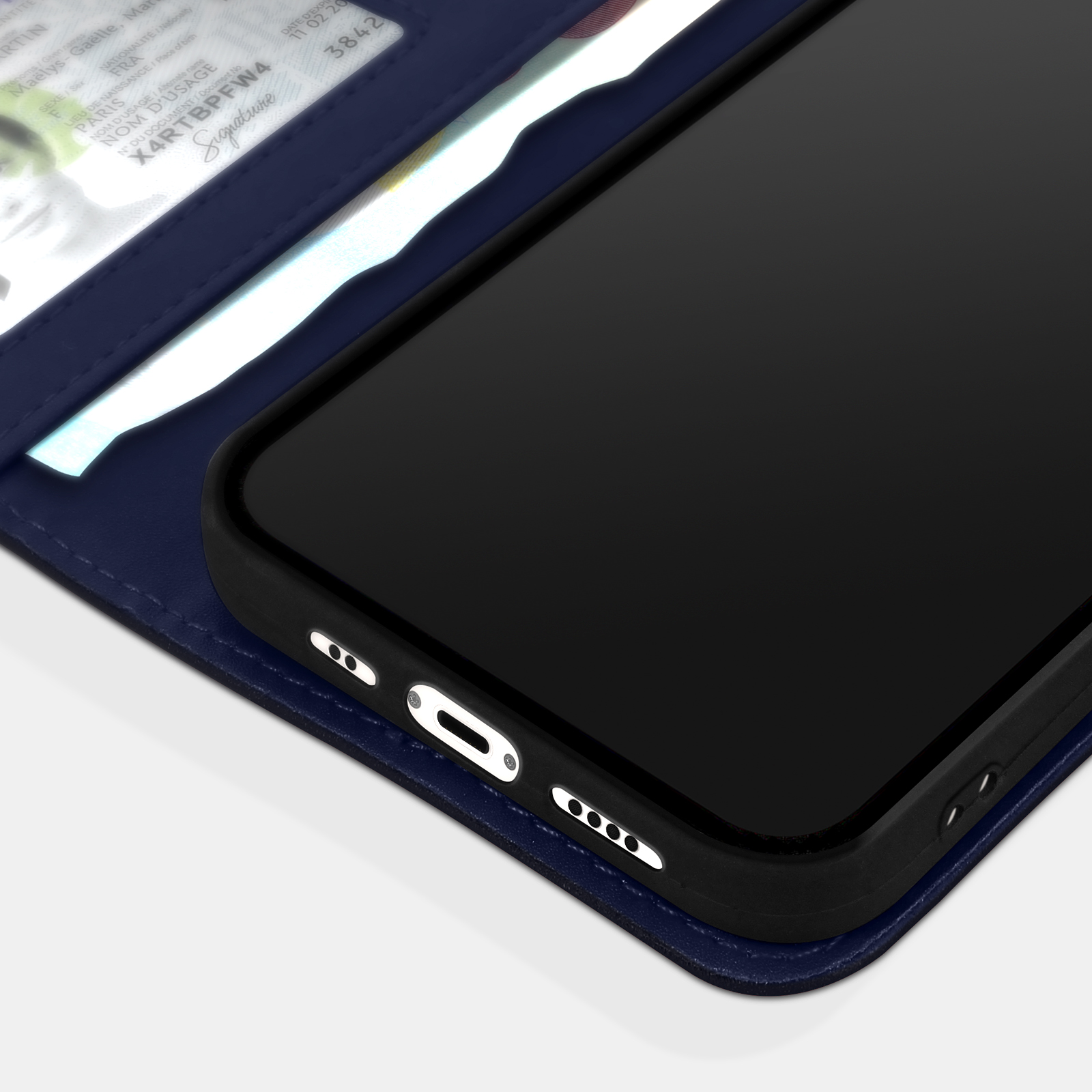Téléphone sombre dans un étui portefeuille bleu marine, montrant les détails de la CI.