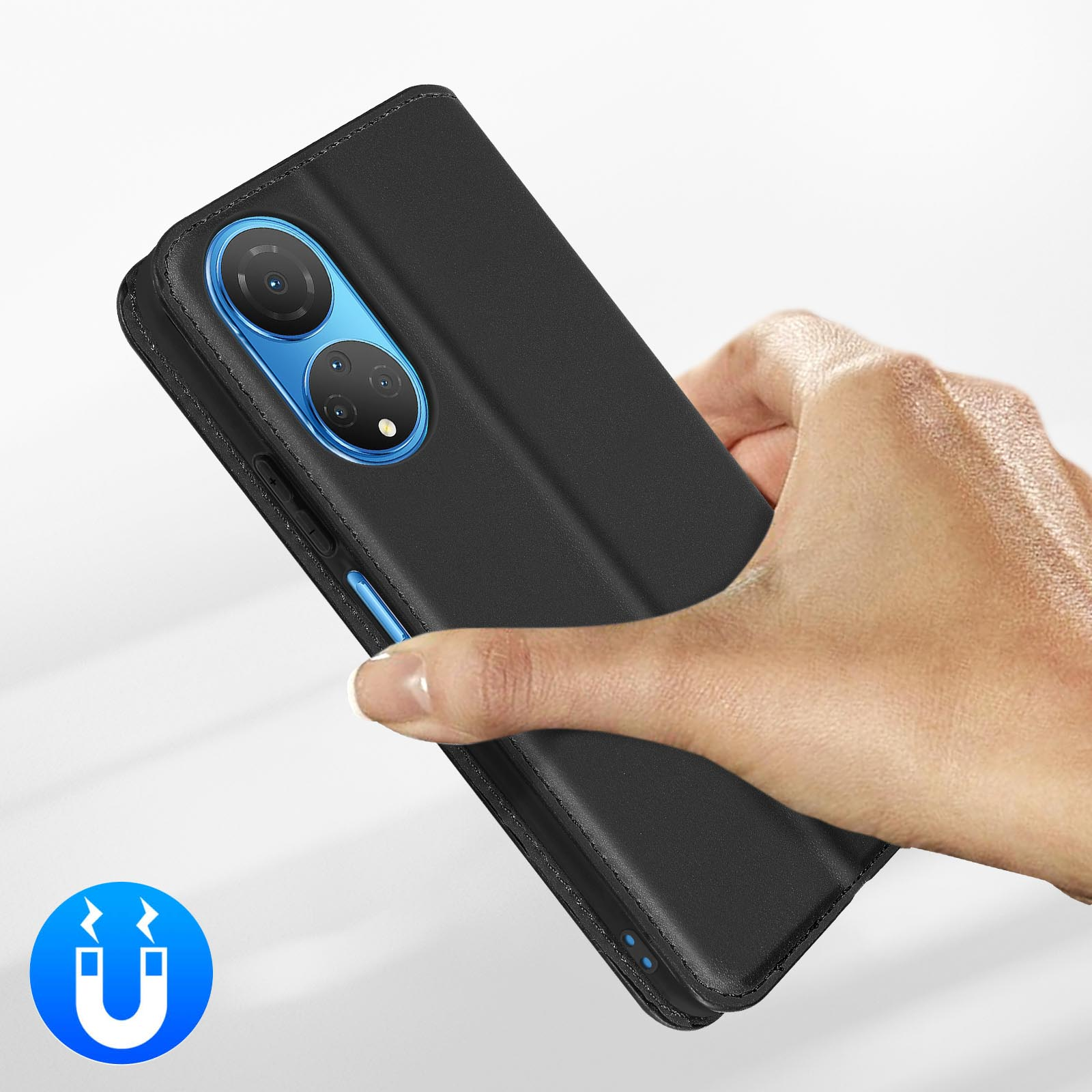 Una mano tiene una custodia nera per telefono con modulo fotocamera e icona magnete.