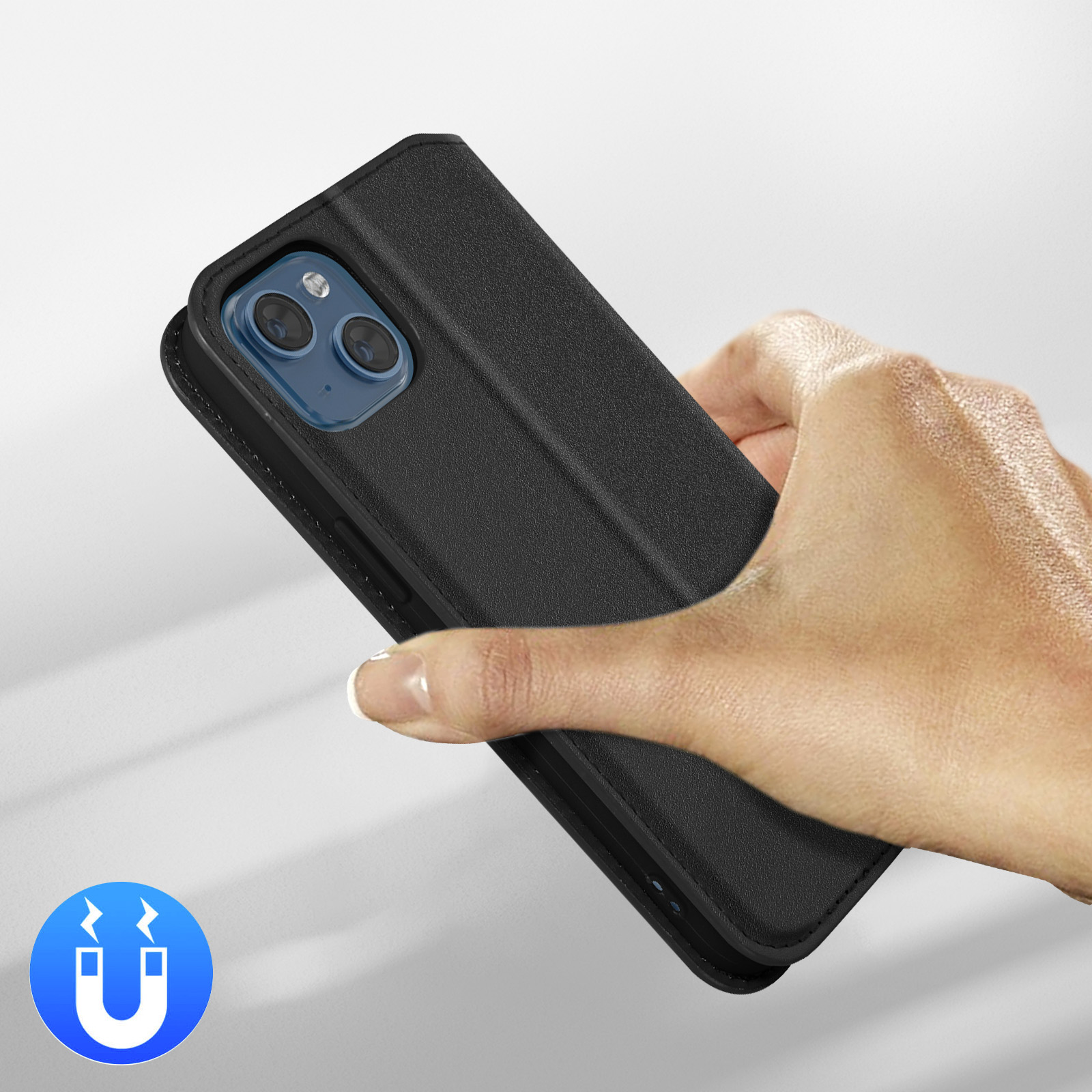 Una mano tiene una custodia nera per iPhone con simbolo magnetico su sfondo bianco.