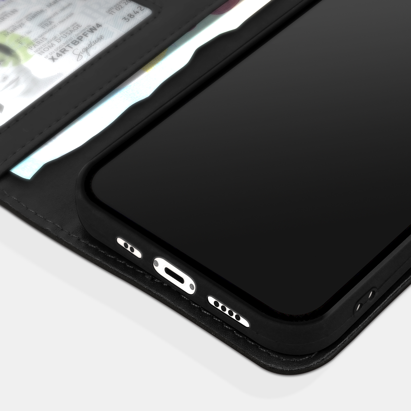 Een zwarte smartphone in een zwarte hoes met een identiteitsbewijs.