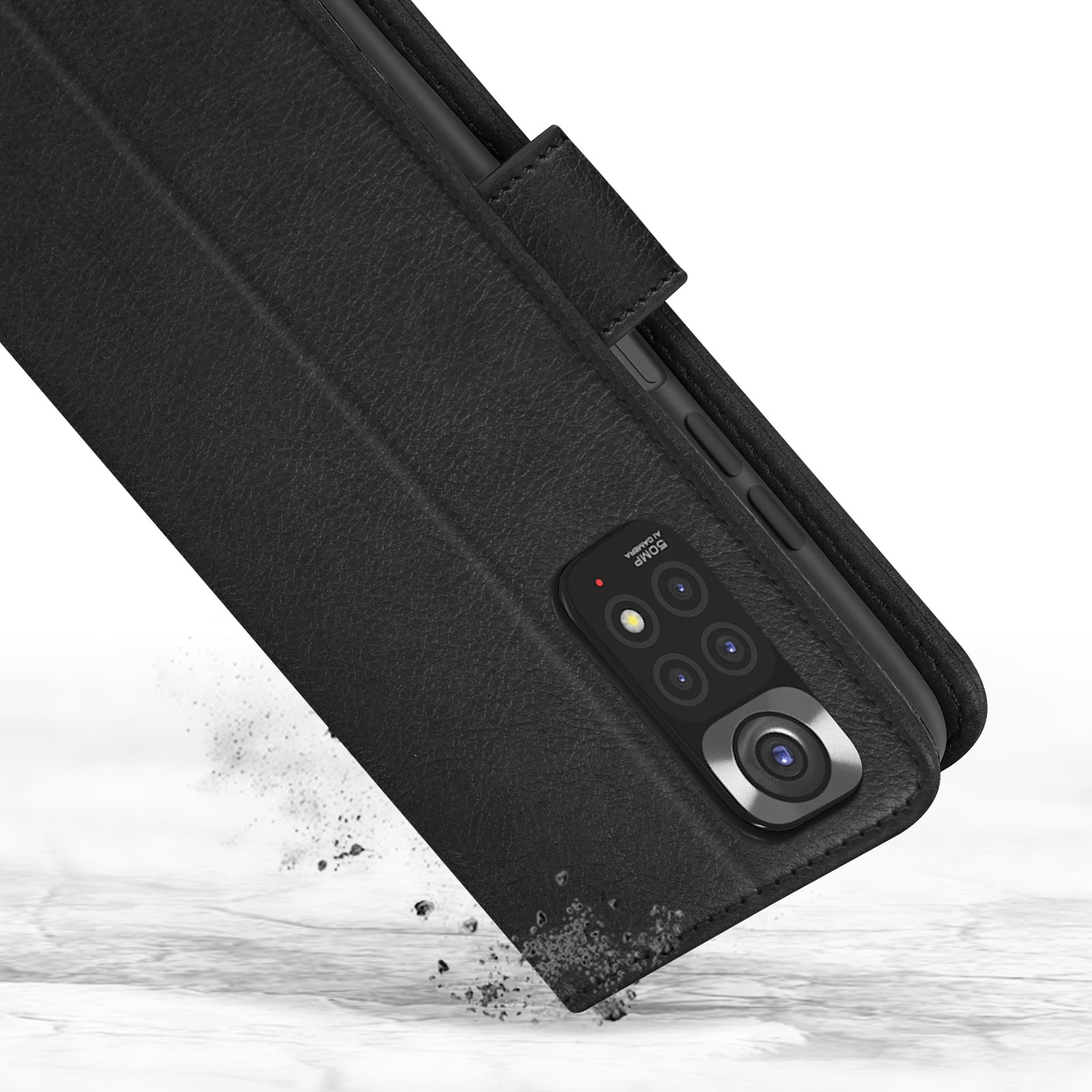 Custodia nera in pelle per telefono con dettaglio obiettivo fotocamera, che cade su una superficie sporca.
