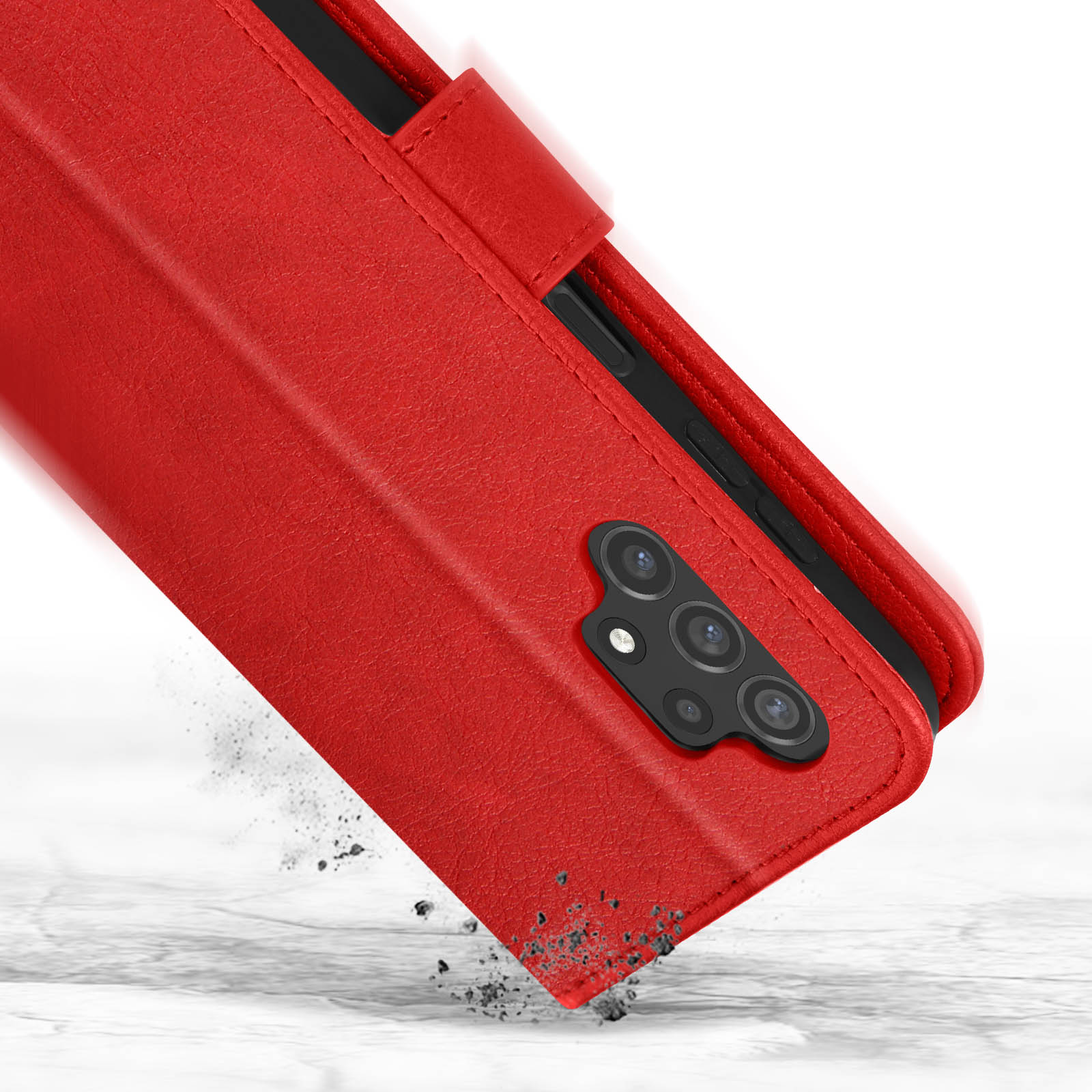 Étui de téléphone rouge avec plusieurs caméras tombant sur une surface blanche.