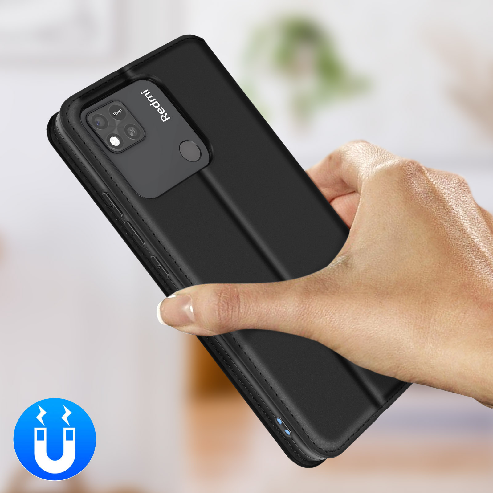 Eine Hand hält ein schwarzes Handy mit dreifacher Kamera und "Redmi"-Schriftzug.