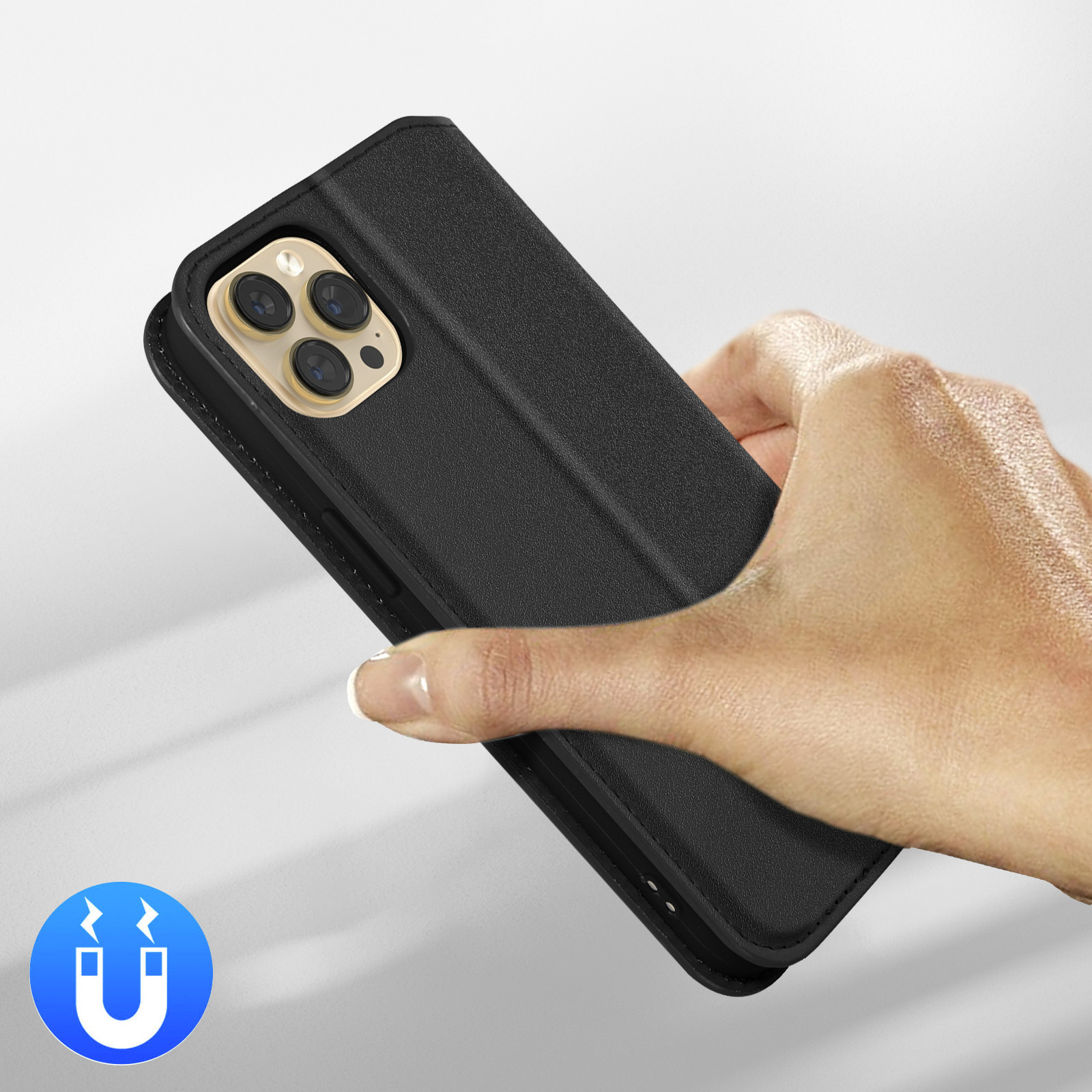 Een hand houdt een zwarte telefoonhoes met drie cameralenzen vast.