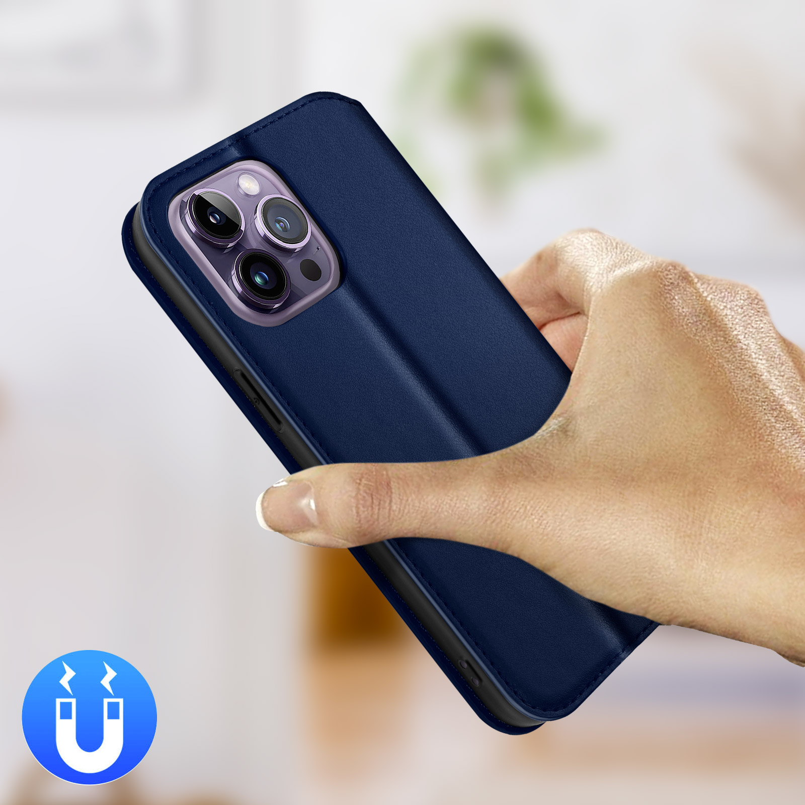 Une main tient un étui bleu foncé pour téléphone avec un téléphone à l'intérieur. Une icône d'aimant est visible.