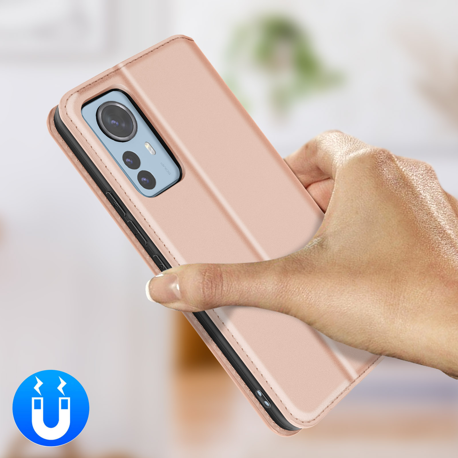 Mano che tiene custodia rosa per telefono con fotocamera e icona magnete.