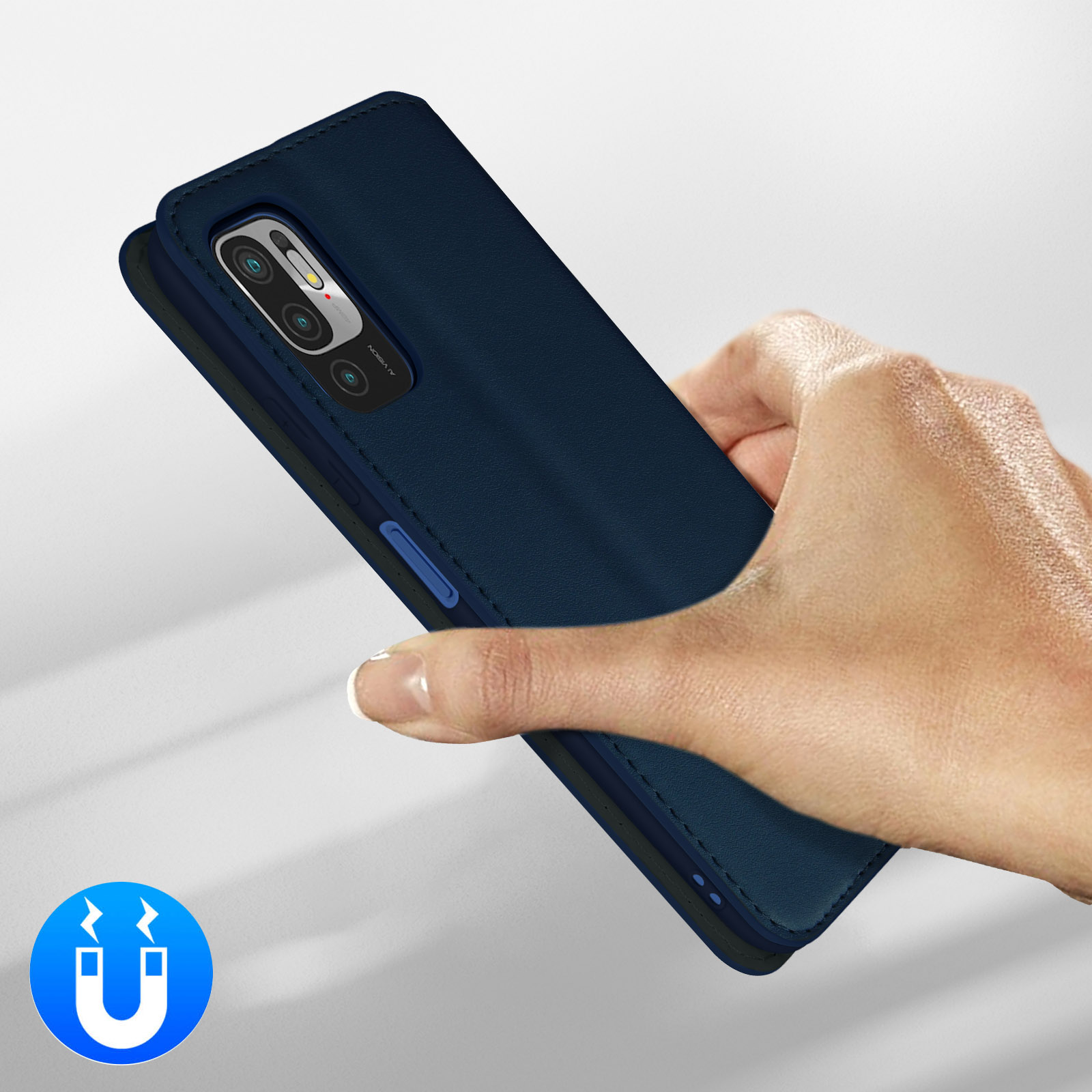 Een hand houdt een donkerblauwe telefoonhoes met magnetisch sluitingssymbool vast.
