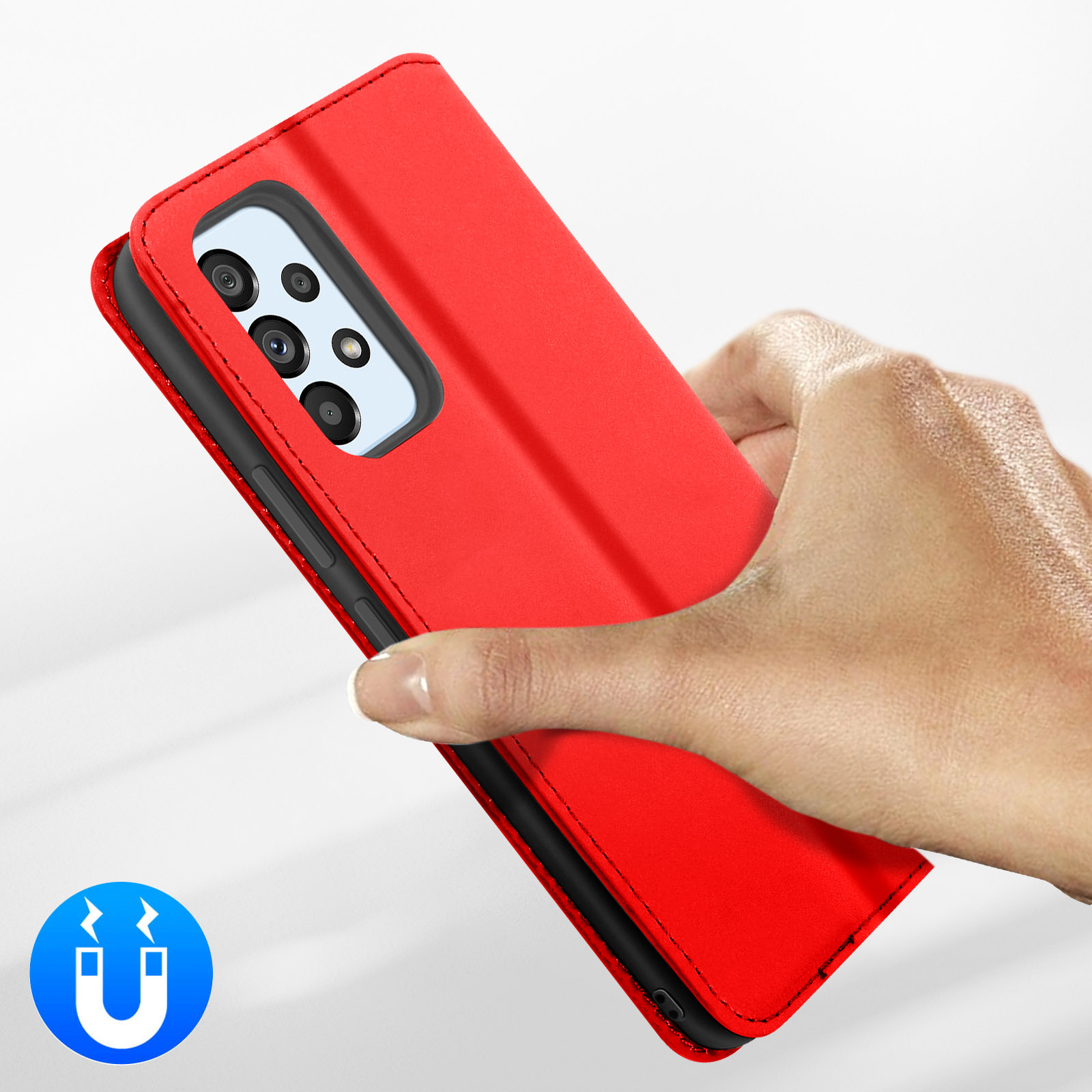 Een hand houdt een rode magnetische flip telefoonhoes vast. Close-up.