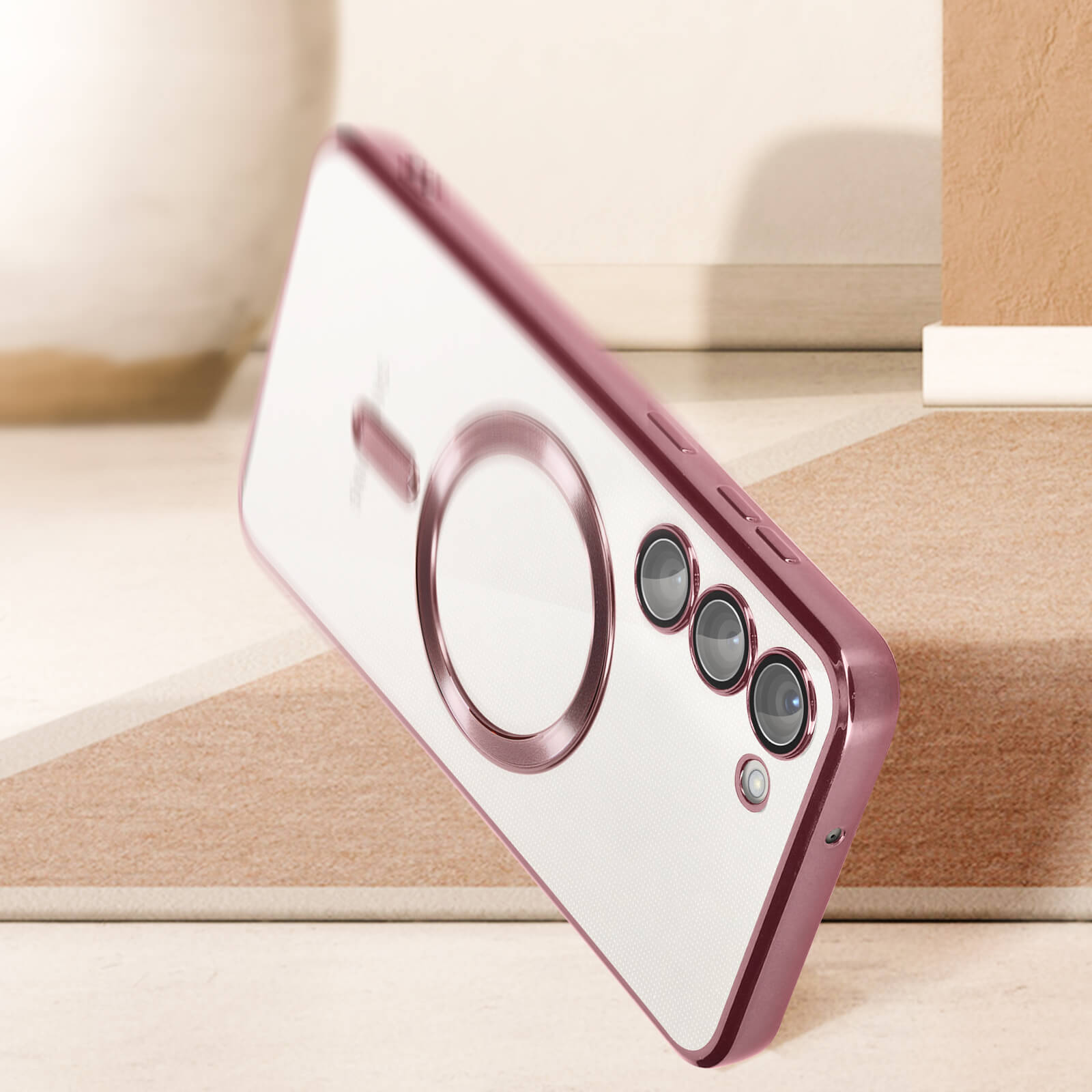 Un telefono oro rosa con custodia trasparente e tre fotocamere.