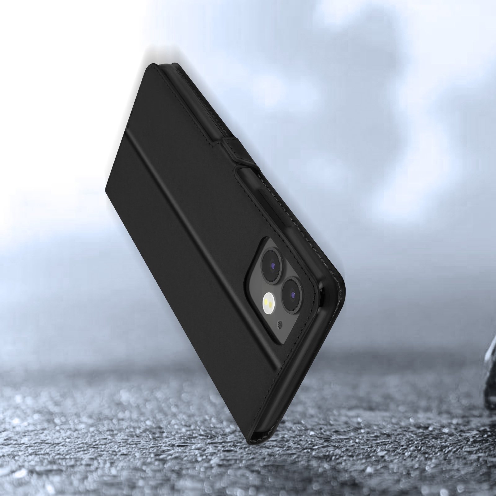 Zwarte telefoonhoes met camera-uitsparing op grijze achtergrond.