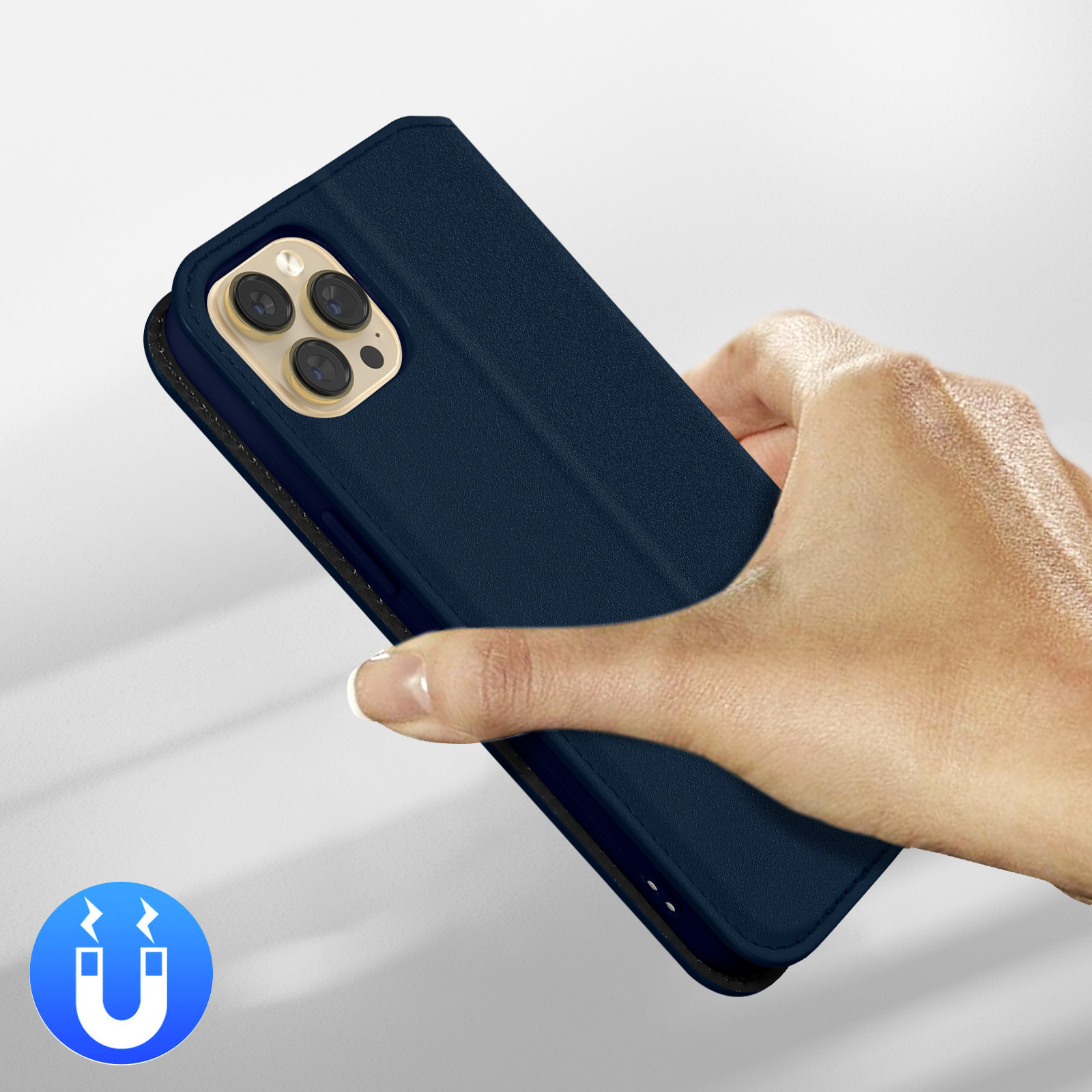 Een hand houdt een donkerblauwe telefoonhoes vast met een cameraopening.