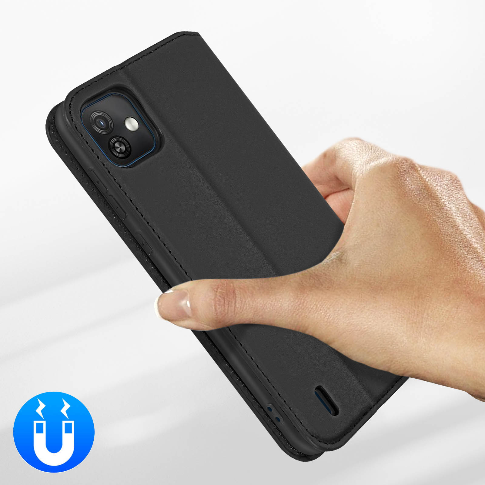 Una mano tiene una custodia nera in pelle per telefono con chiusura magnetica.
