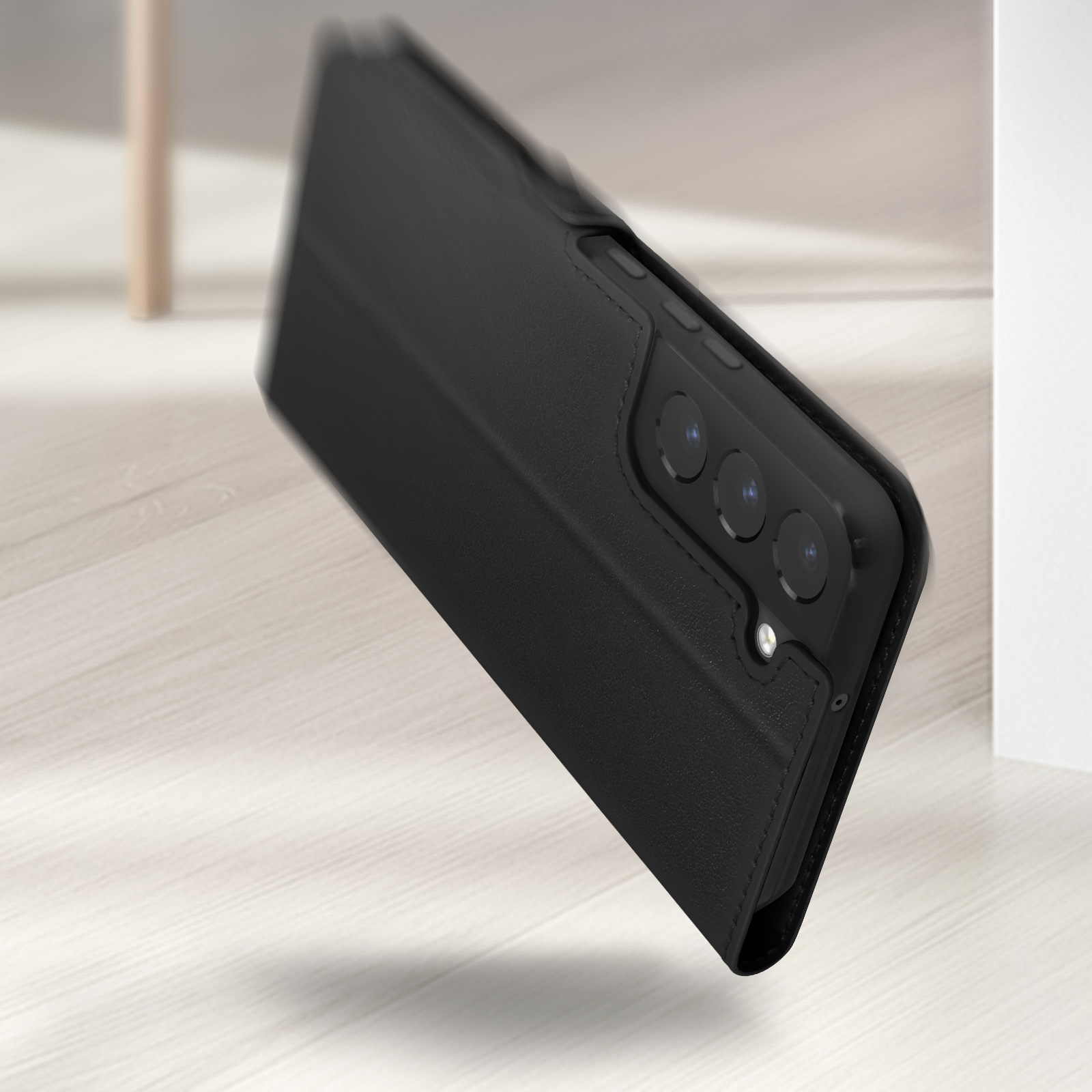 Zwarte telefoonhoes met drie camera's op een houten vloer.