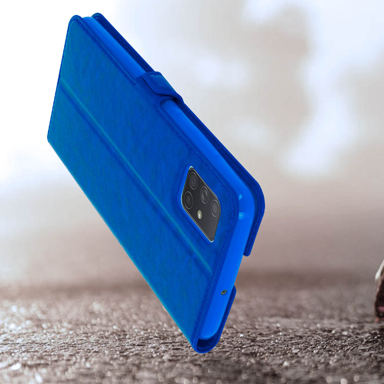 Una custodia blu per telefono con ritagli per fotocamera poggia su una superficie testurizzata.