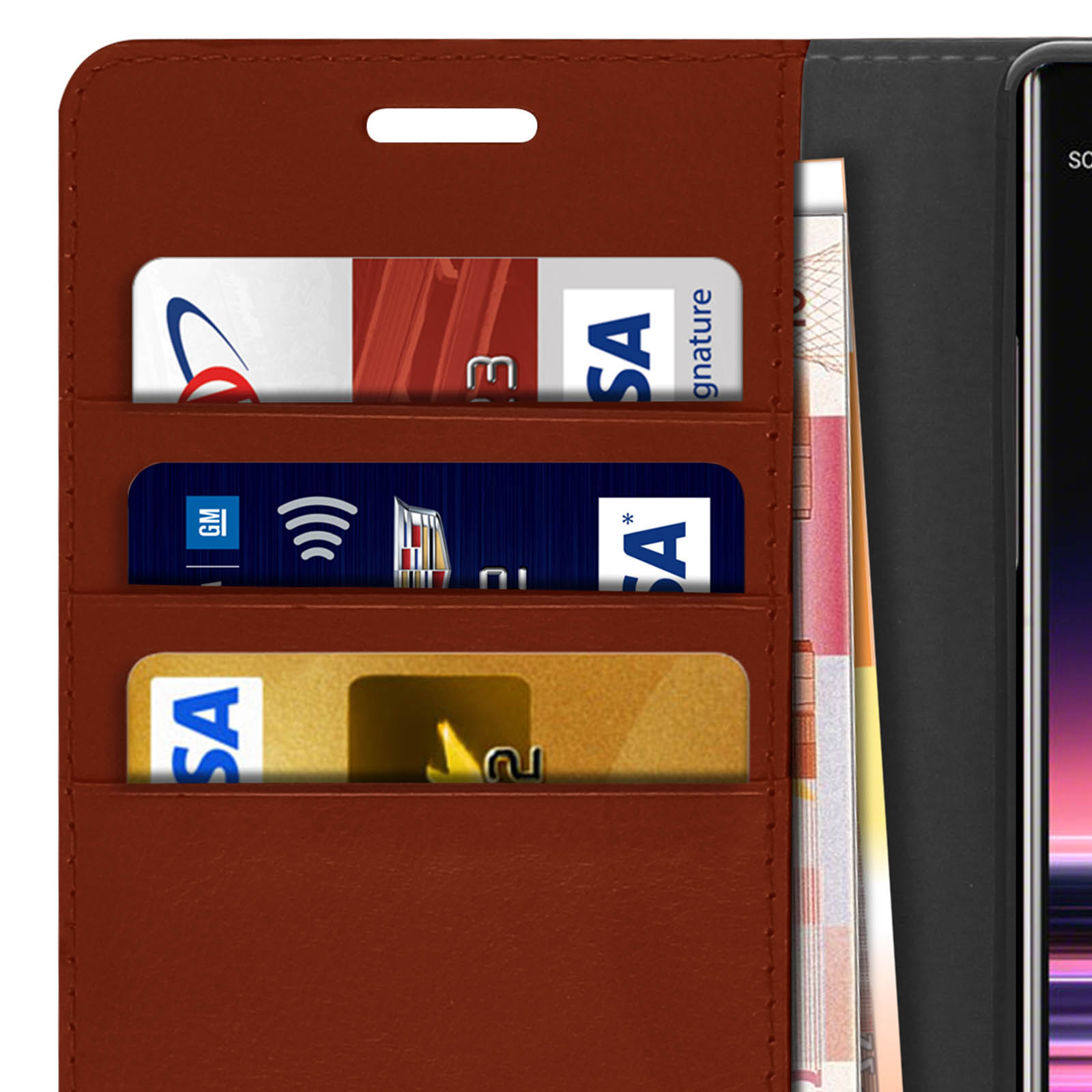 Portafoglio in pelle marrone con carte di credito e banconote, uno smartphone visibile.
