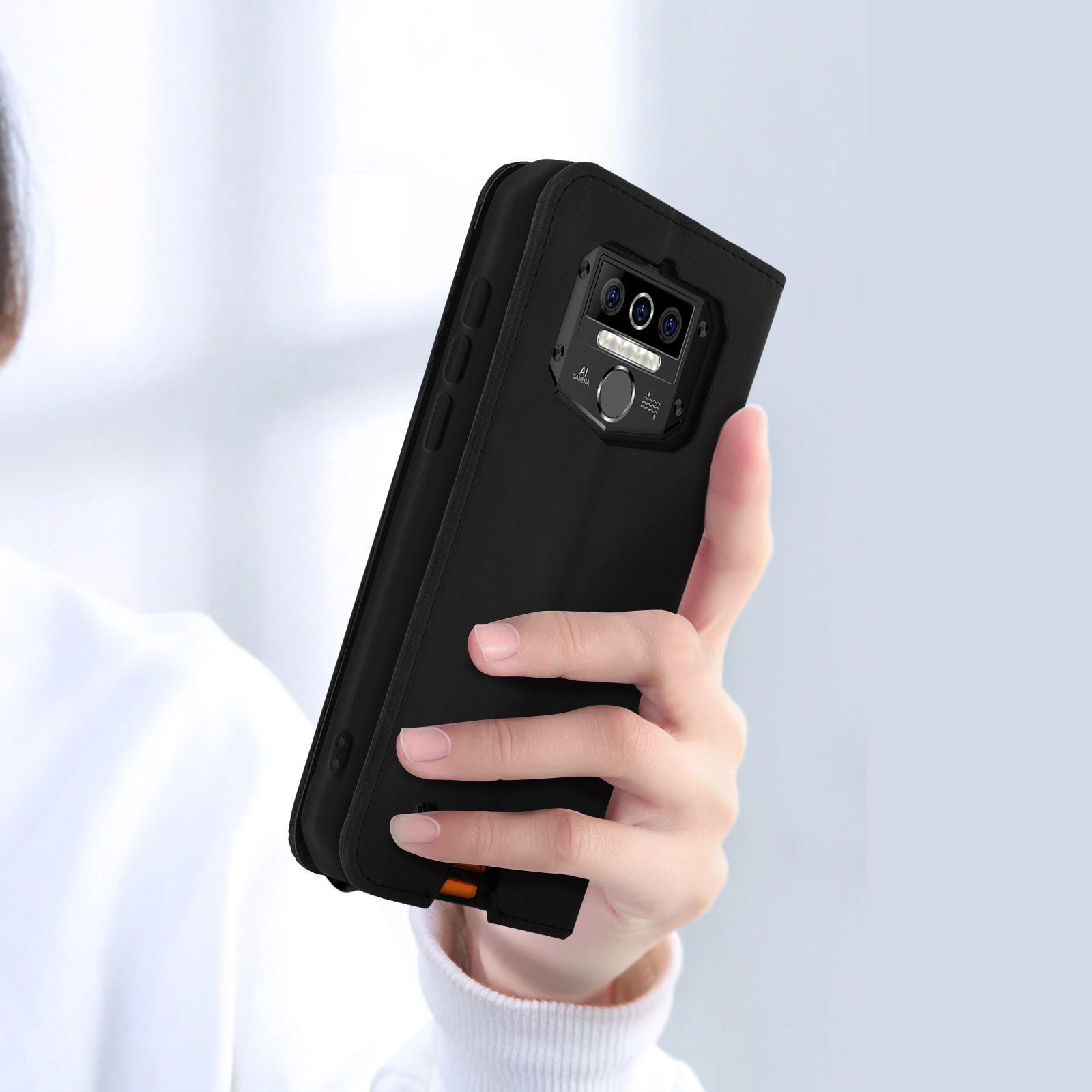 Een hand houdt een zwarte smartphone met drie camera's en flits vast.