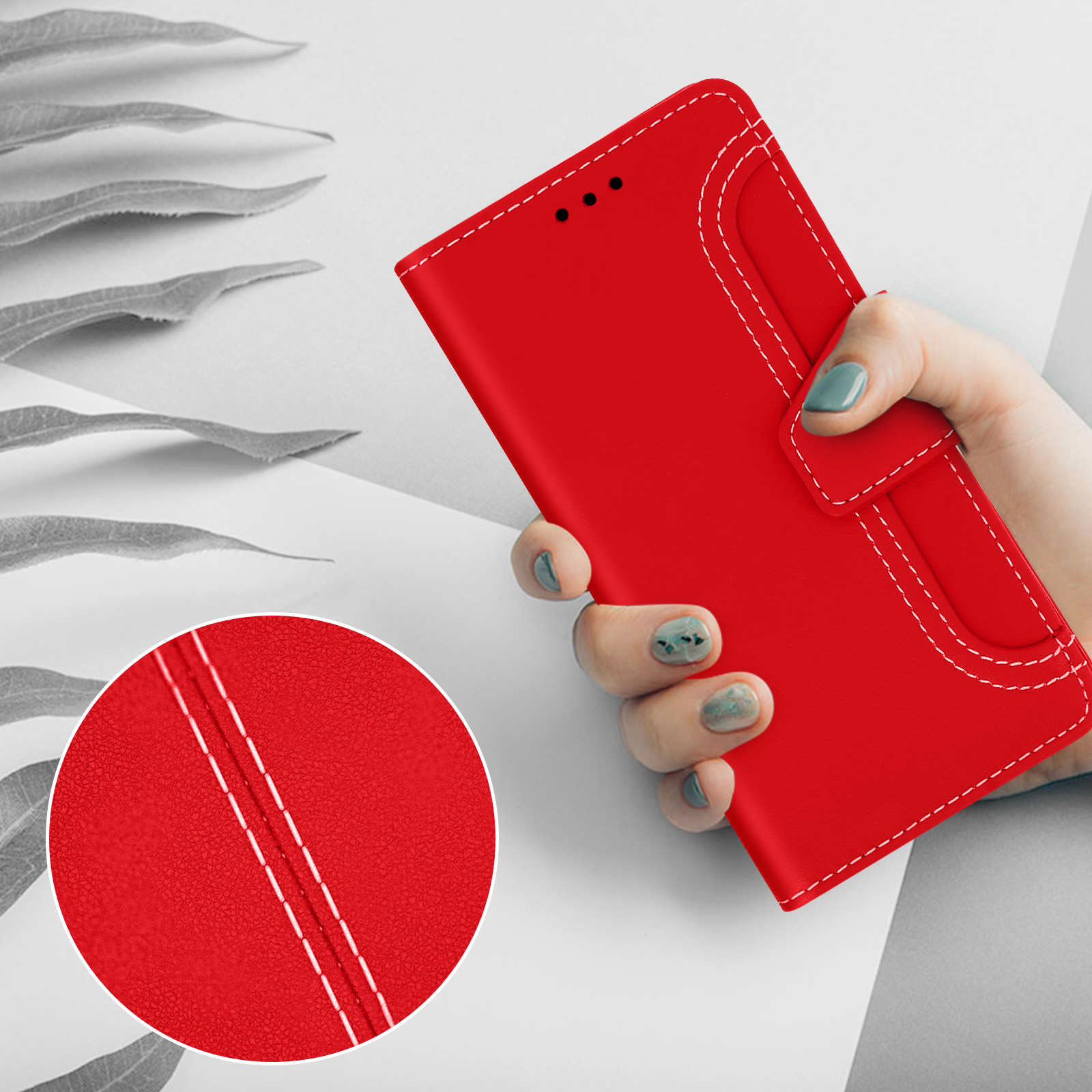 Custodia per telefono rossa con cuciture bianche, tenuta da una mano.