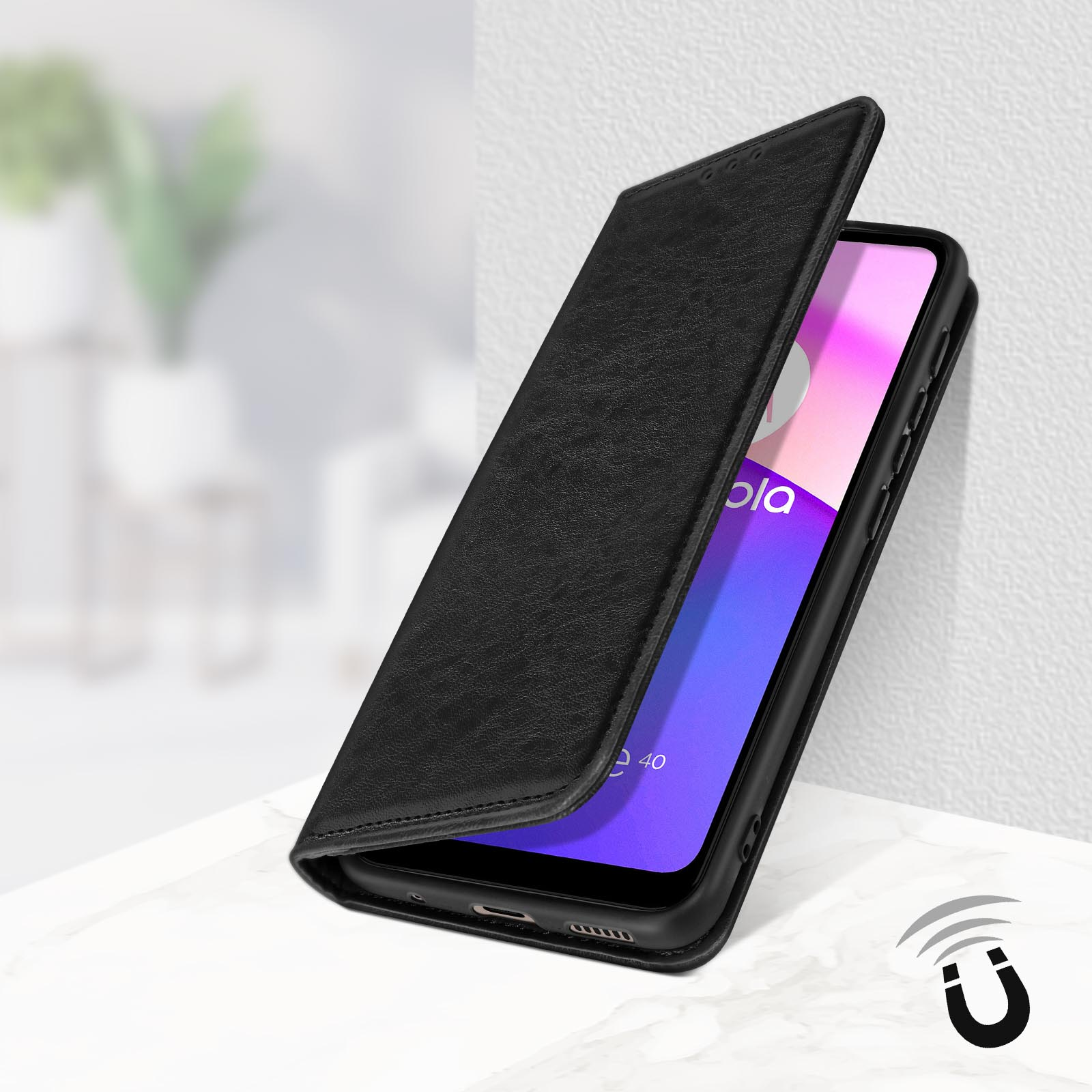 Zwarte telefoon flipcase met open klep op marmeren tafel.