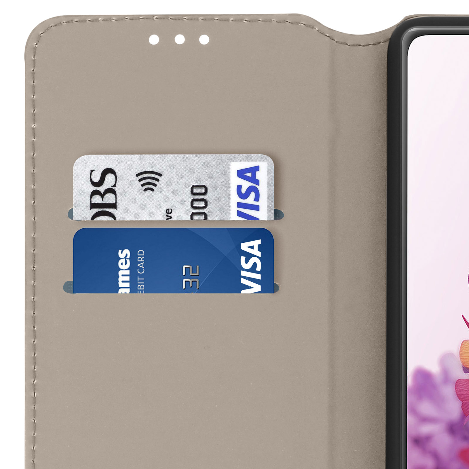 Eine braune Handyhülle mit zwei Kartenfächern, einer DBS- und einer VISA-Karte.