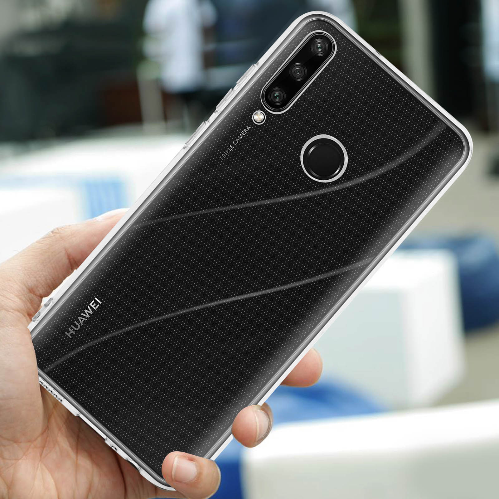 Hand hält ein schwarzes Huawei-Telefon mit dreifacher Kamera und Fingerabdrucksensor.