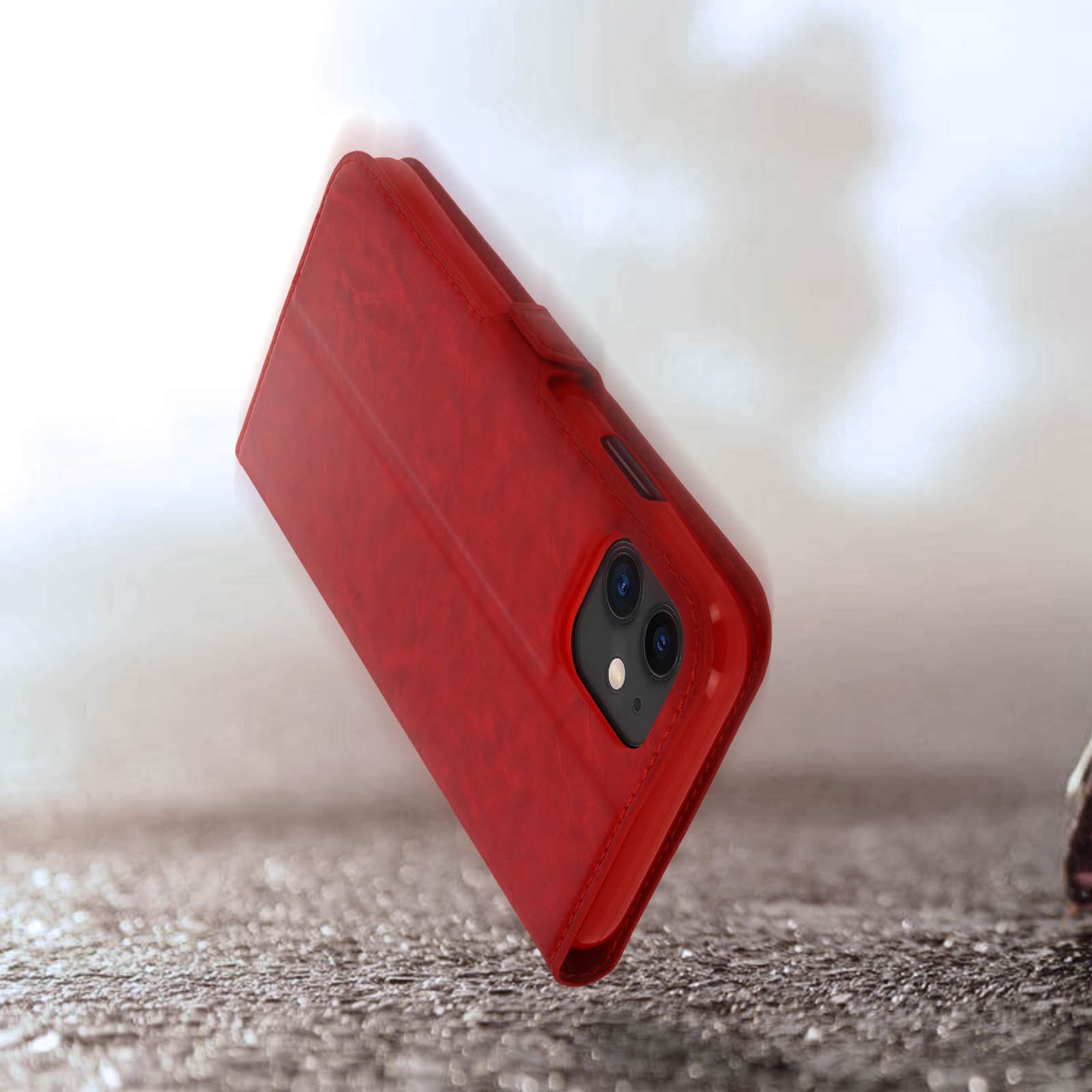 Rode flip telefoonhoes met camerapoort op getextureerde achtergrond.