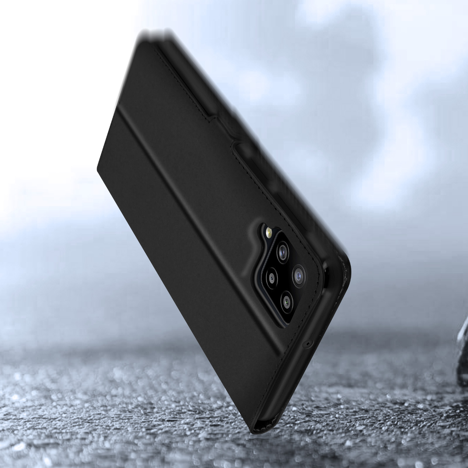 Zwarte mobiele telefoon in een flipcase, achterkant met vier camera's op natte ondergrond.