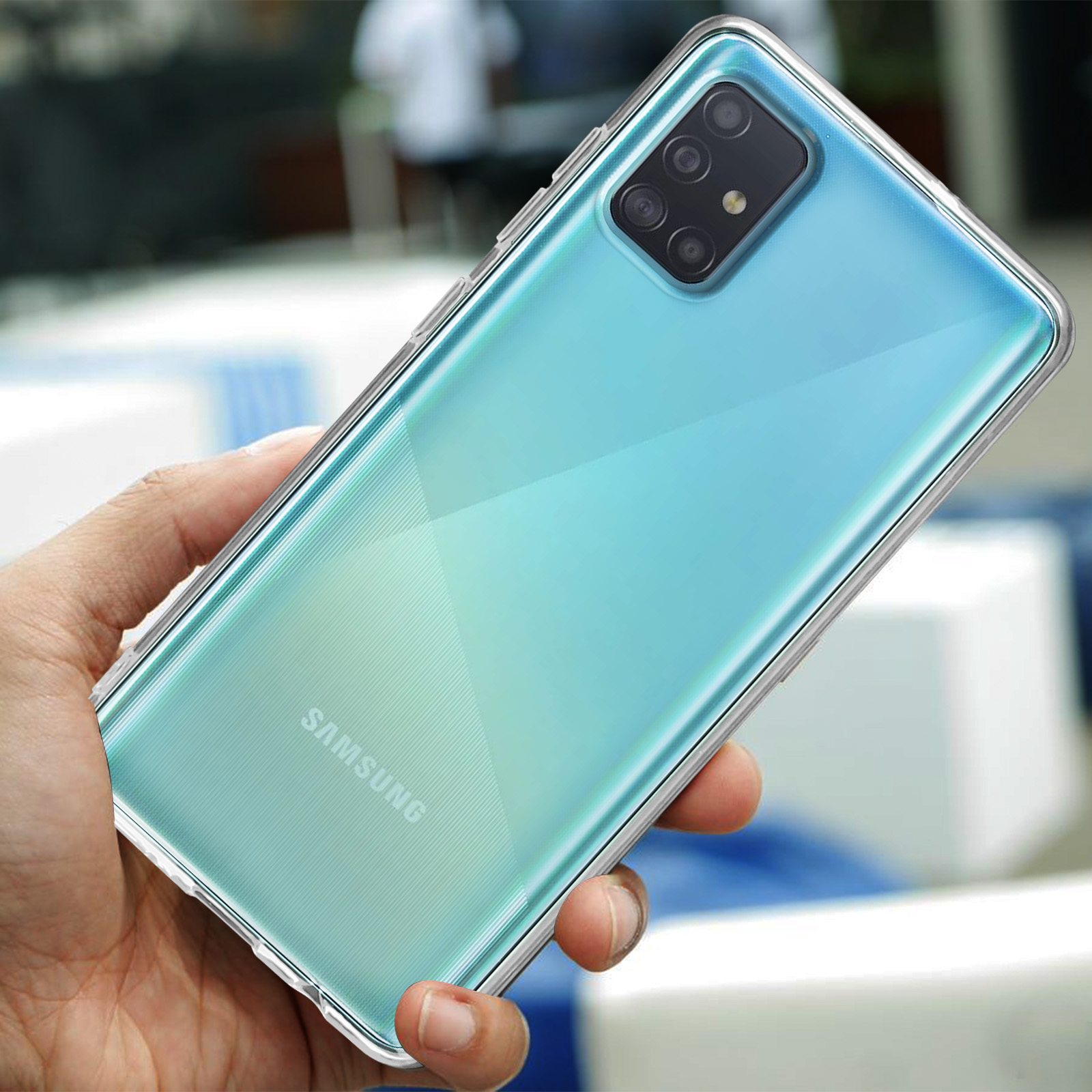 Een hand houdt een blauwe Samsung telefoon met vier camera's vast.